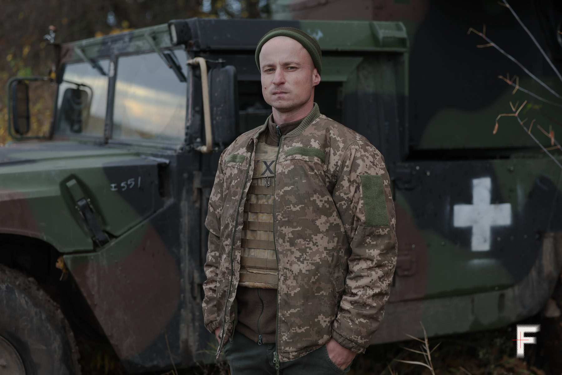 Український військовий мобільної вогневої групи ППО біля зенітно-ракетного комплексу Avenger, Київська область.