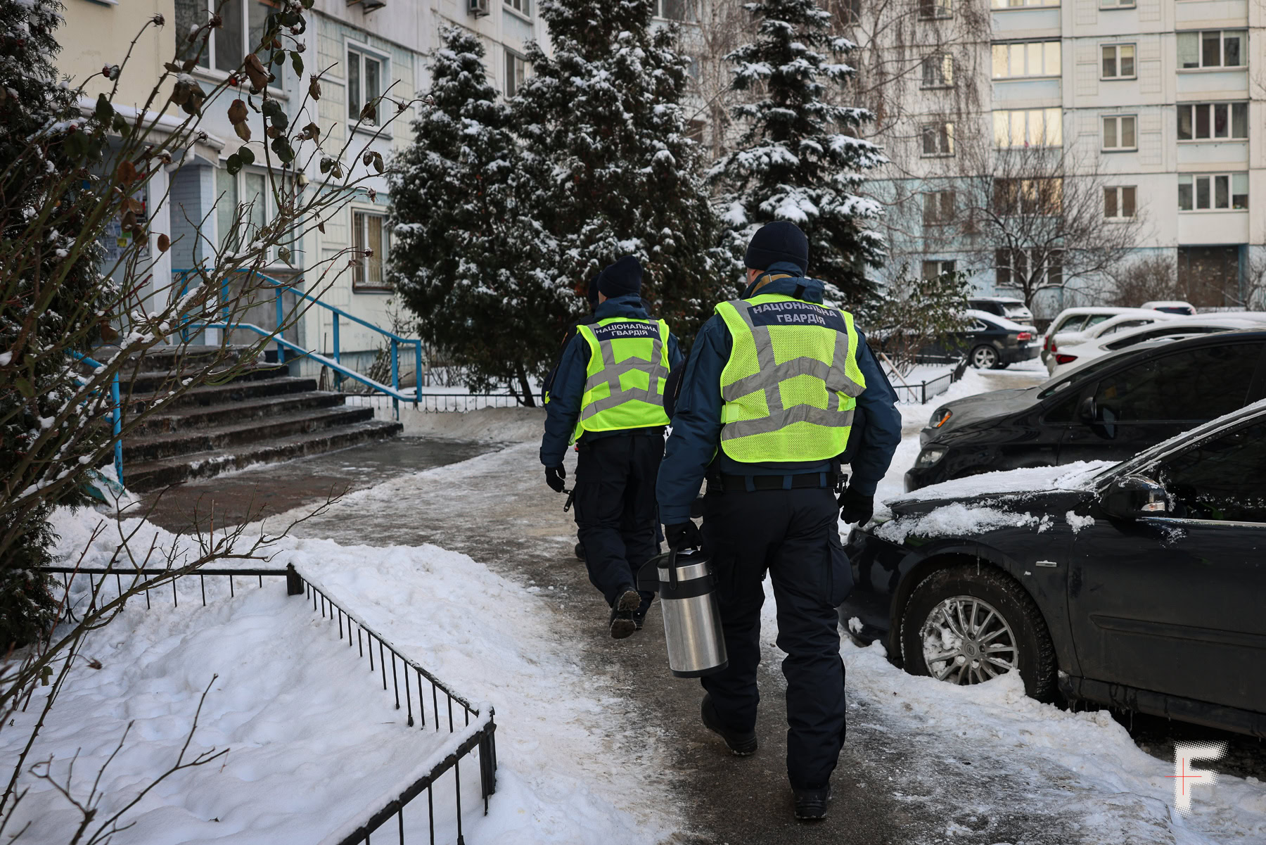 Працівники Нацгвардії та ДСНС приносять їжу й гарячу воду до квартири літньої жінки на Троєщині.