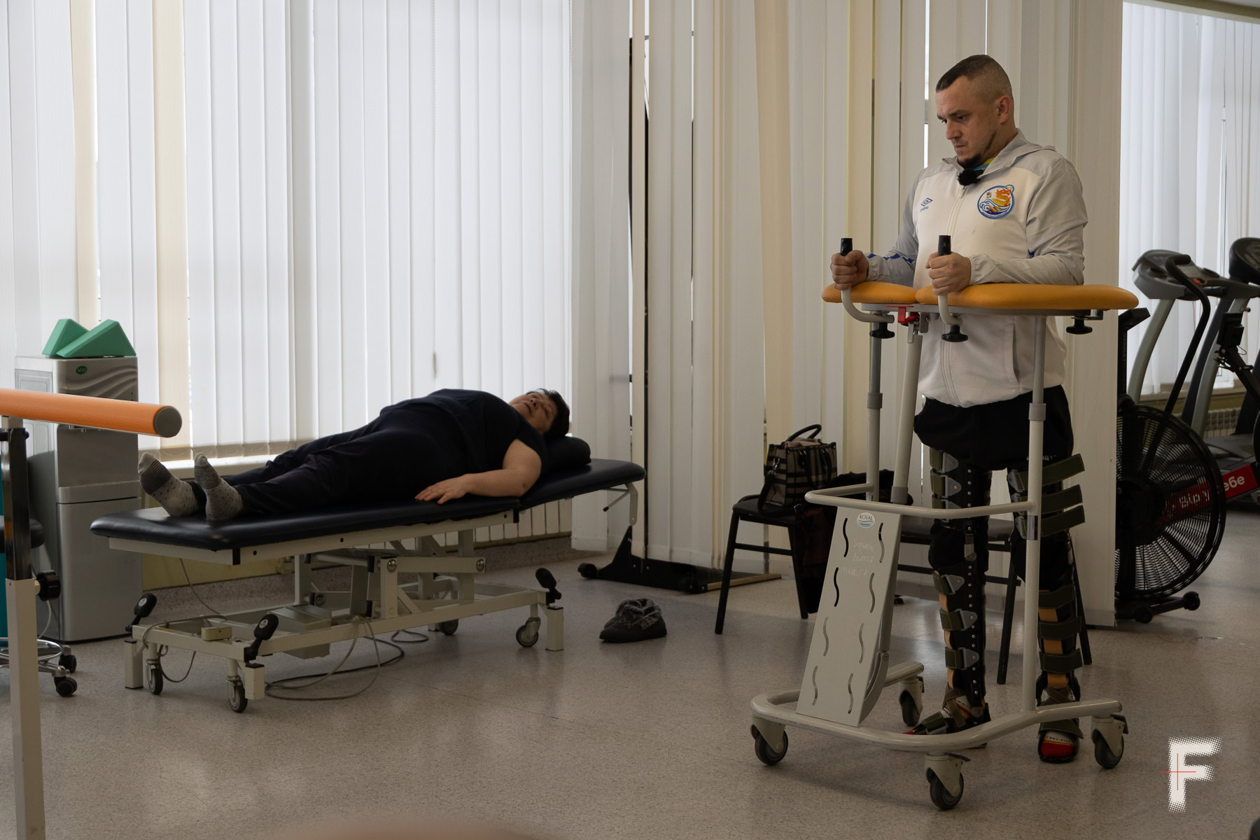 Ветеран пересувається за допомогою ходунків під час реабілітації.