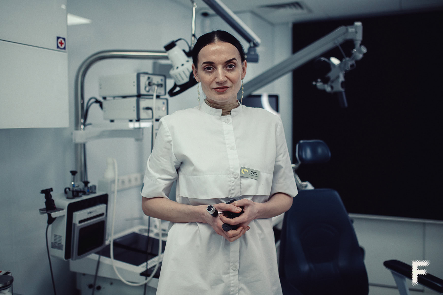 Портрет отоларингологині Олени Комар у лікарні.