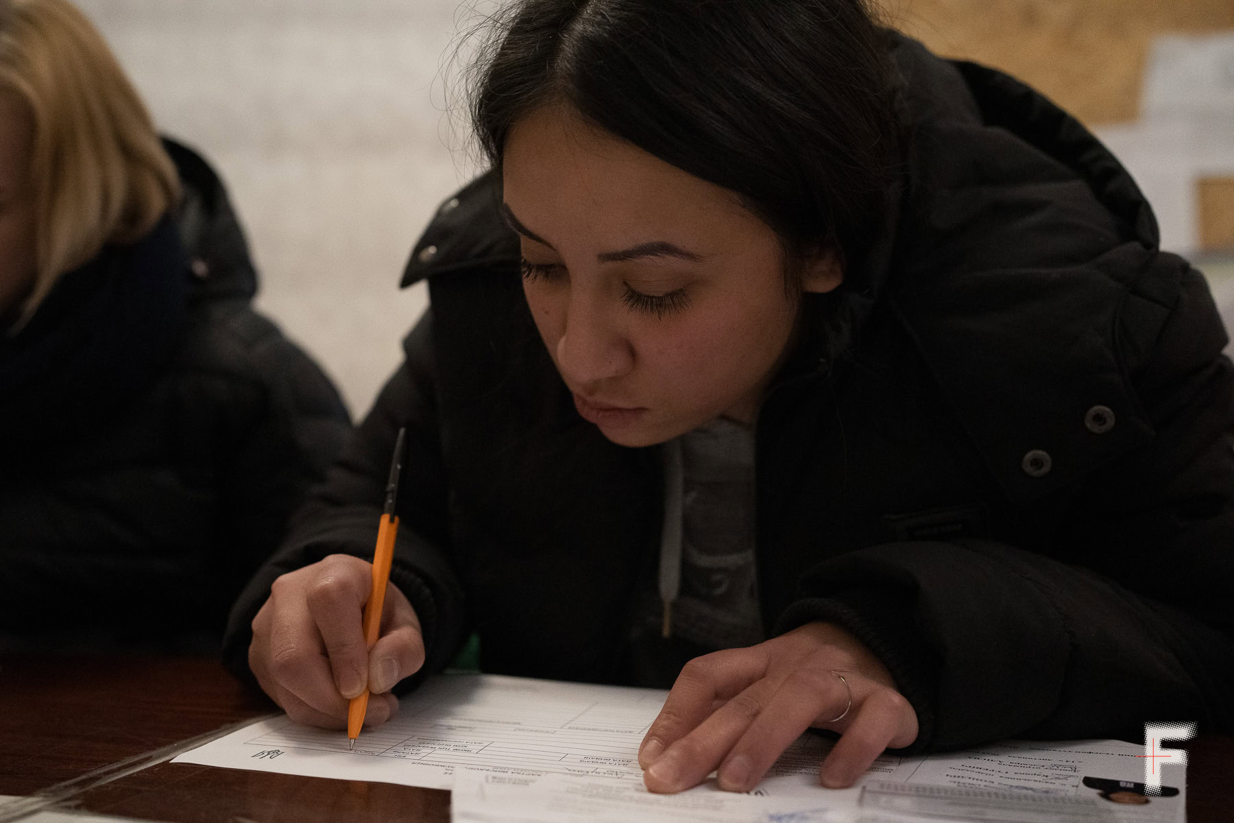 Колишня ув’язнена заповнює адміністративні документи.