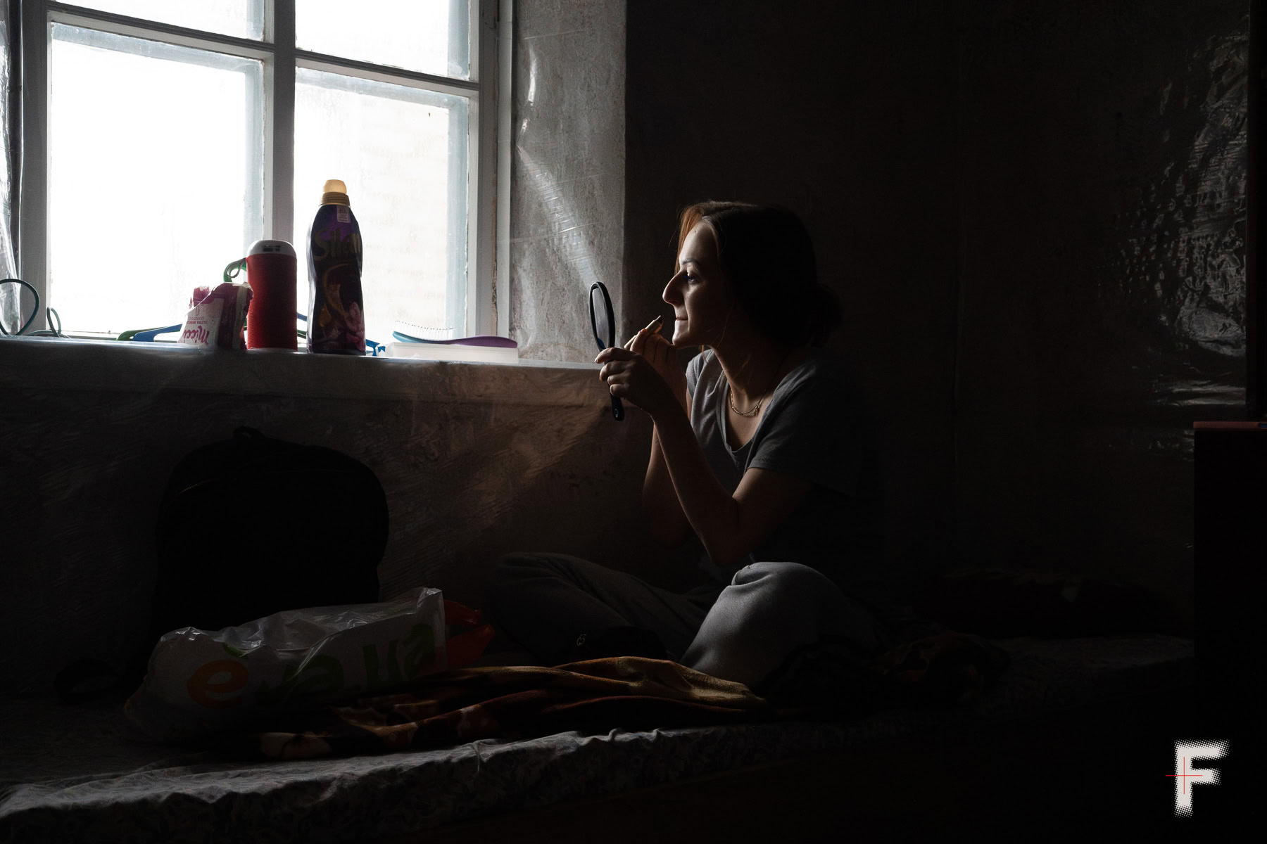 Колишня ув’язнена наносить макіяж у будинку.