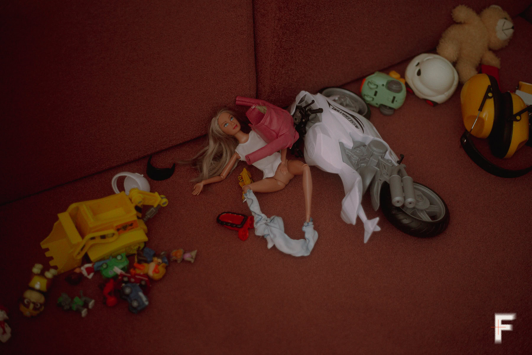 Крупний план дитячих іграшок на червоному дивані.