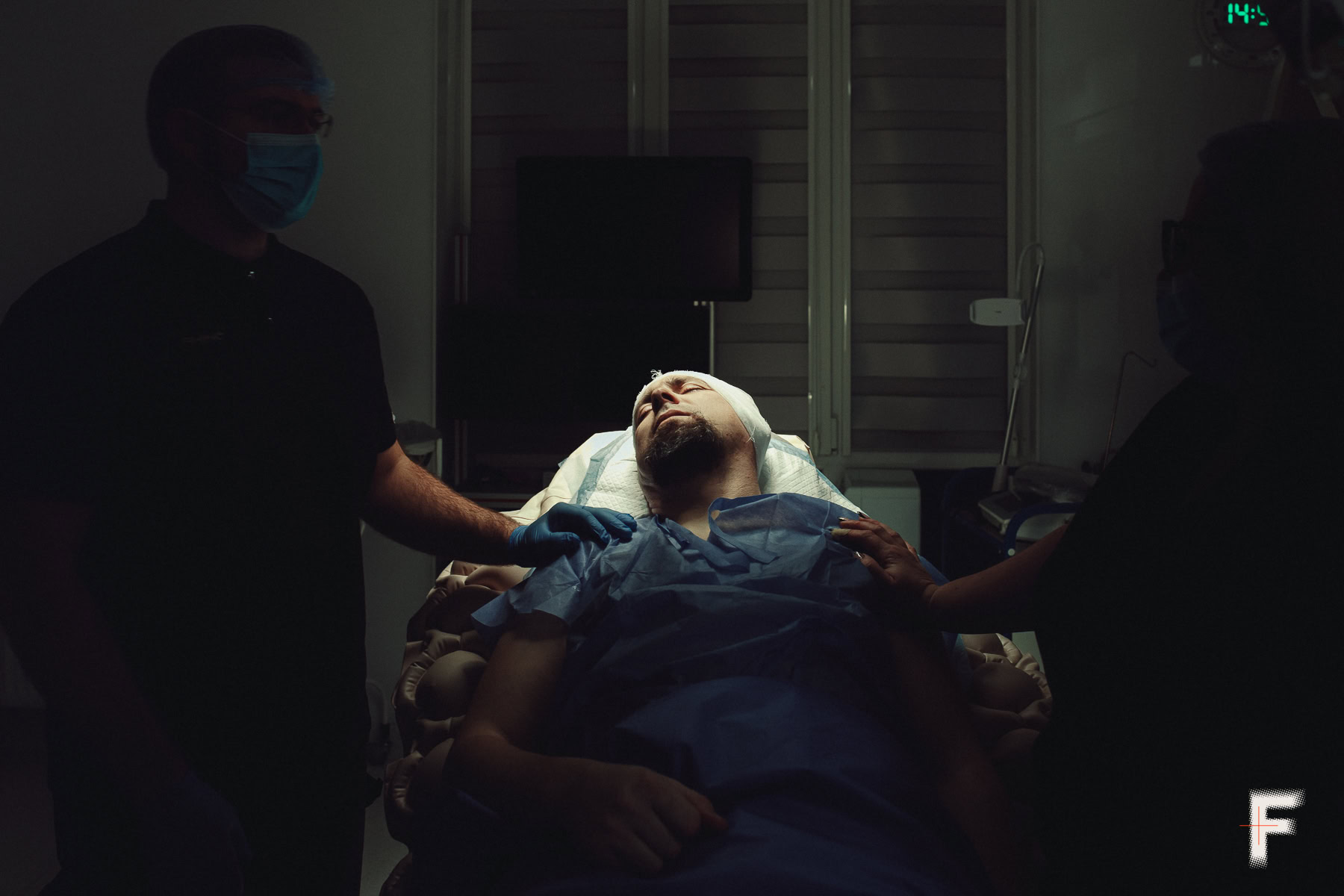 Пацієнт прокидається в палаті після операції під наглядом медичного персоналу.