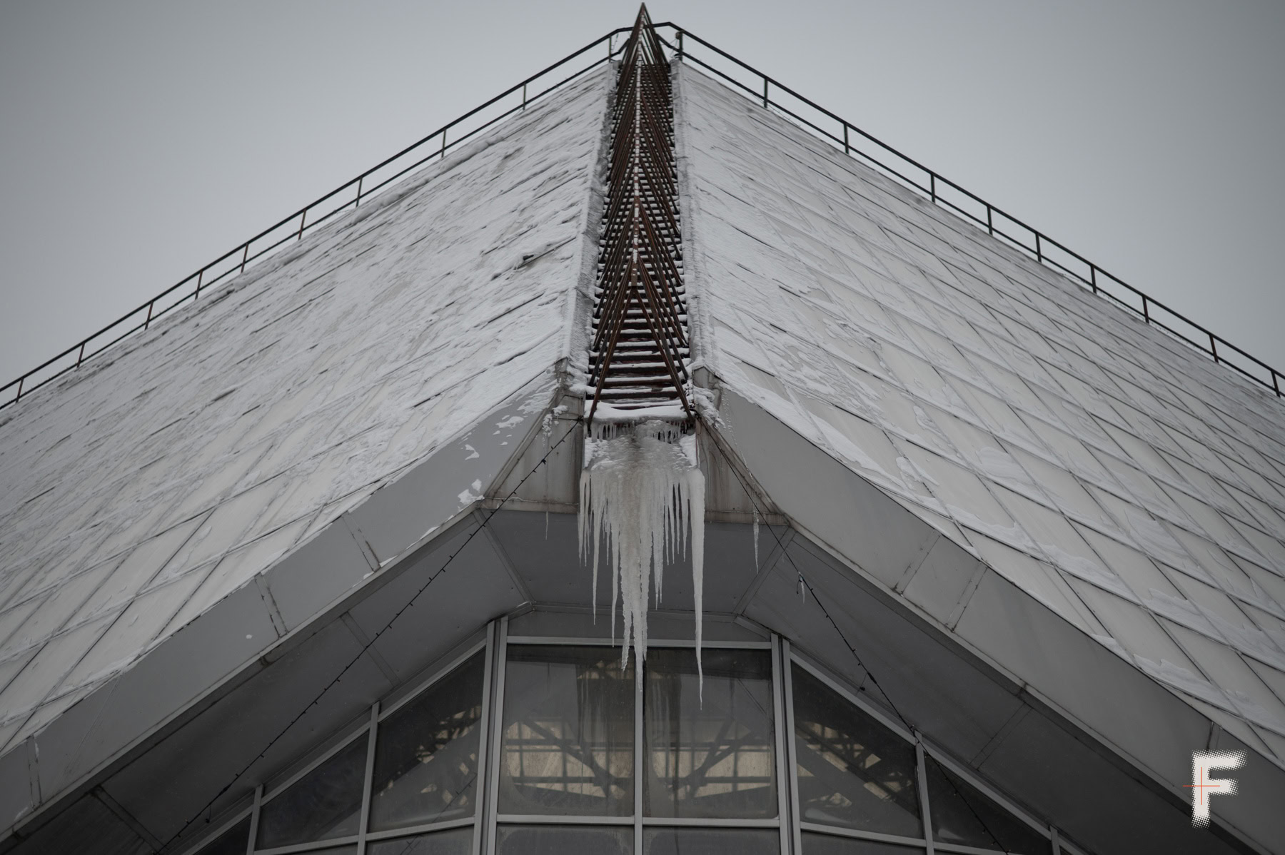 Бурульки на даху ботанічного саду під час зимових морозів.