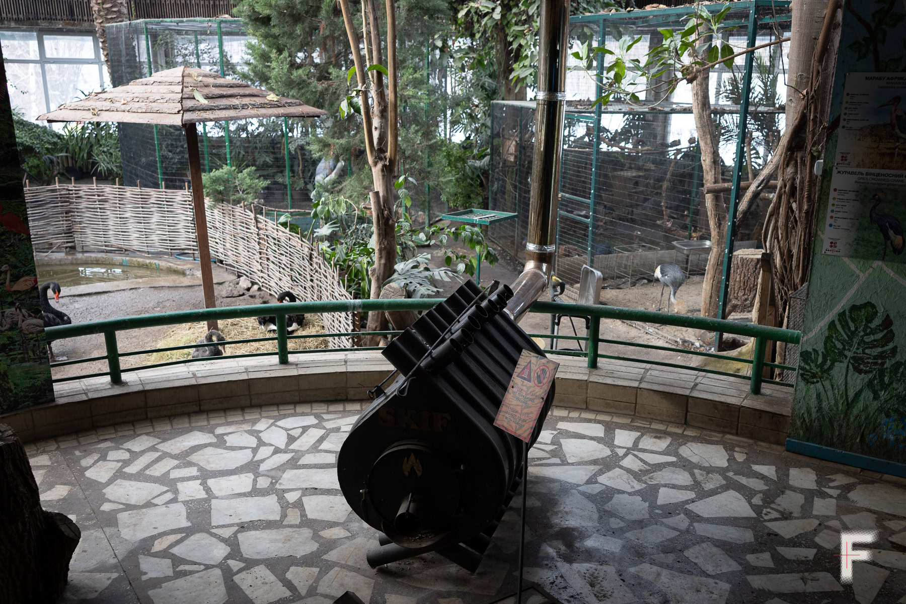 Велика котельня на території зоопарку, що забезпечує обігрів вольєрів.