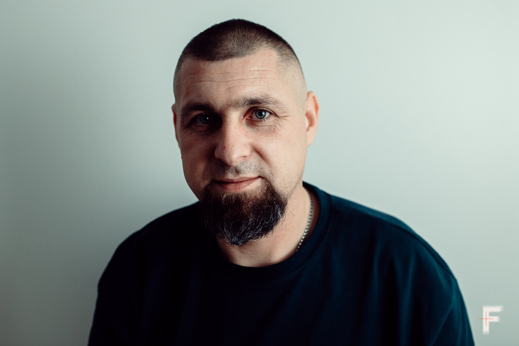 Портрет ветерана Віталія, який втратив слух внаслідок війни.