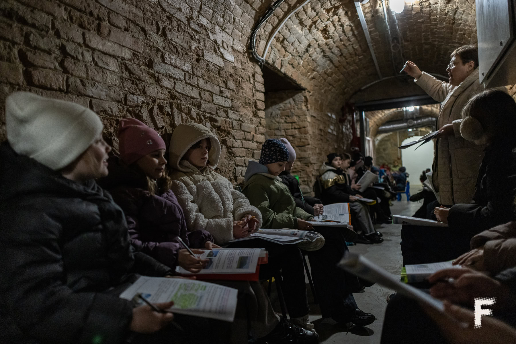 Урок під час повітряної тривоги у підвалі-бомбосховищі