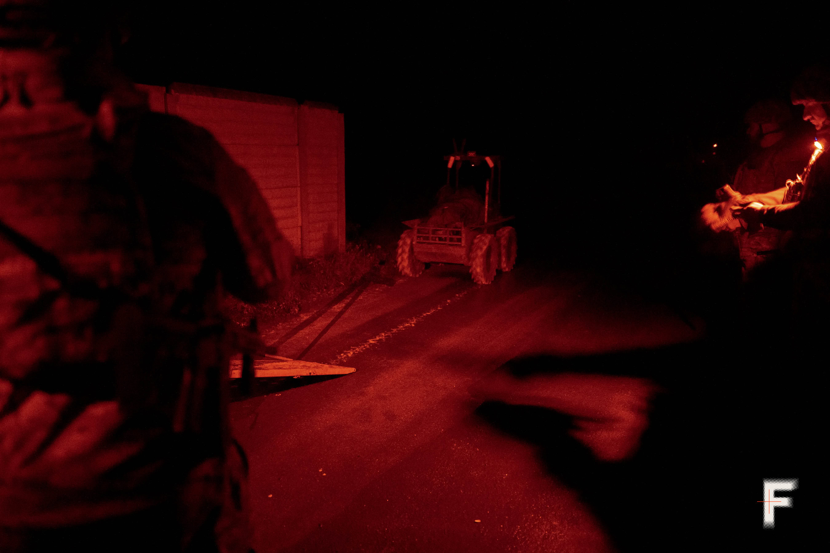 Наземний робот вирушає на бойове завдання після запуску.