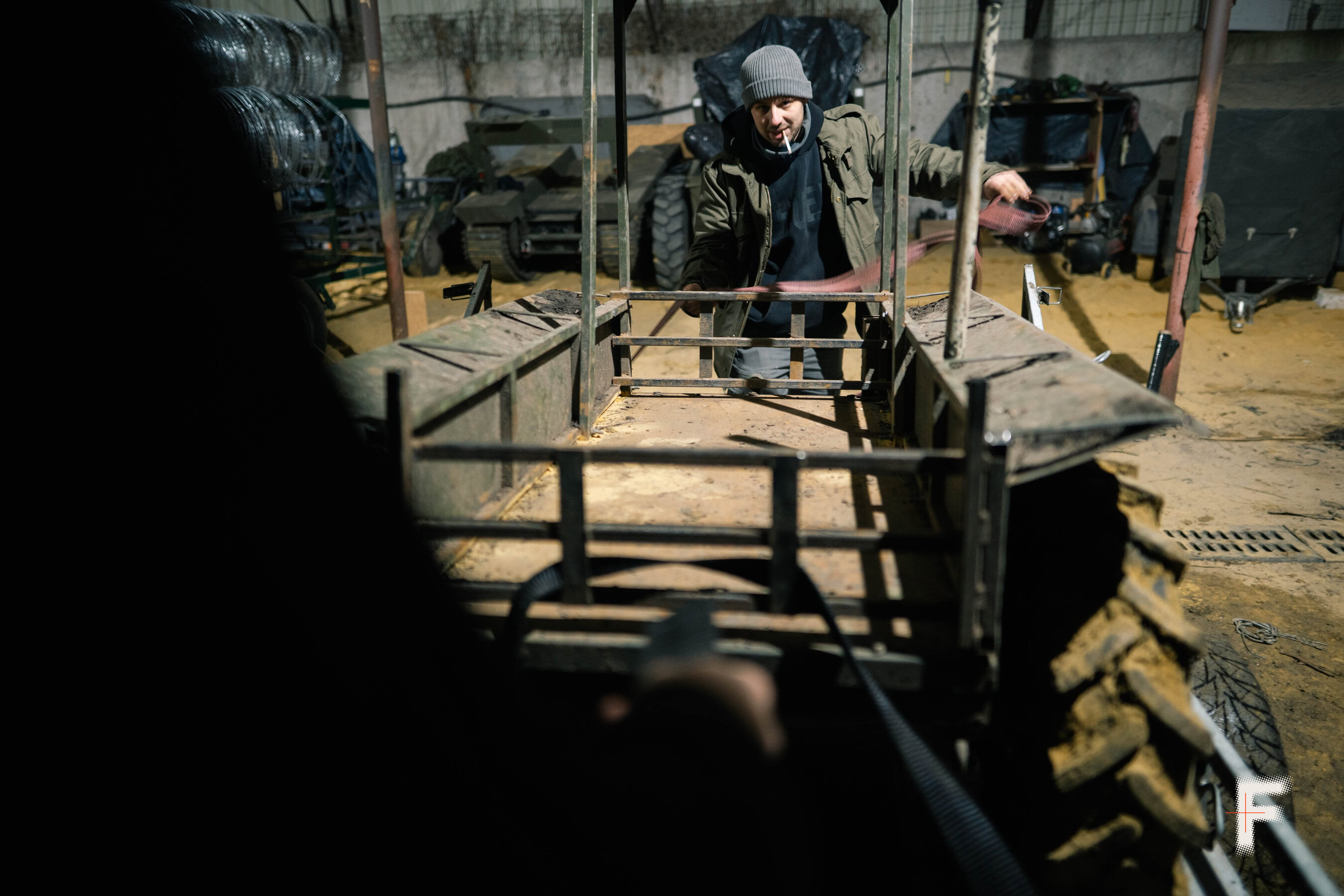 Наземний військовий робот у технічному ангарі перед виїздом.