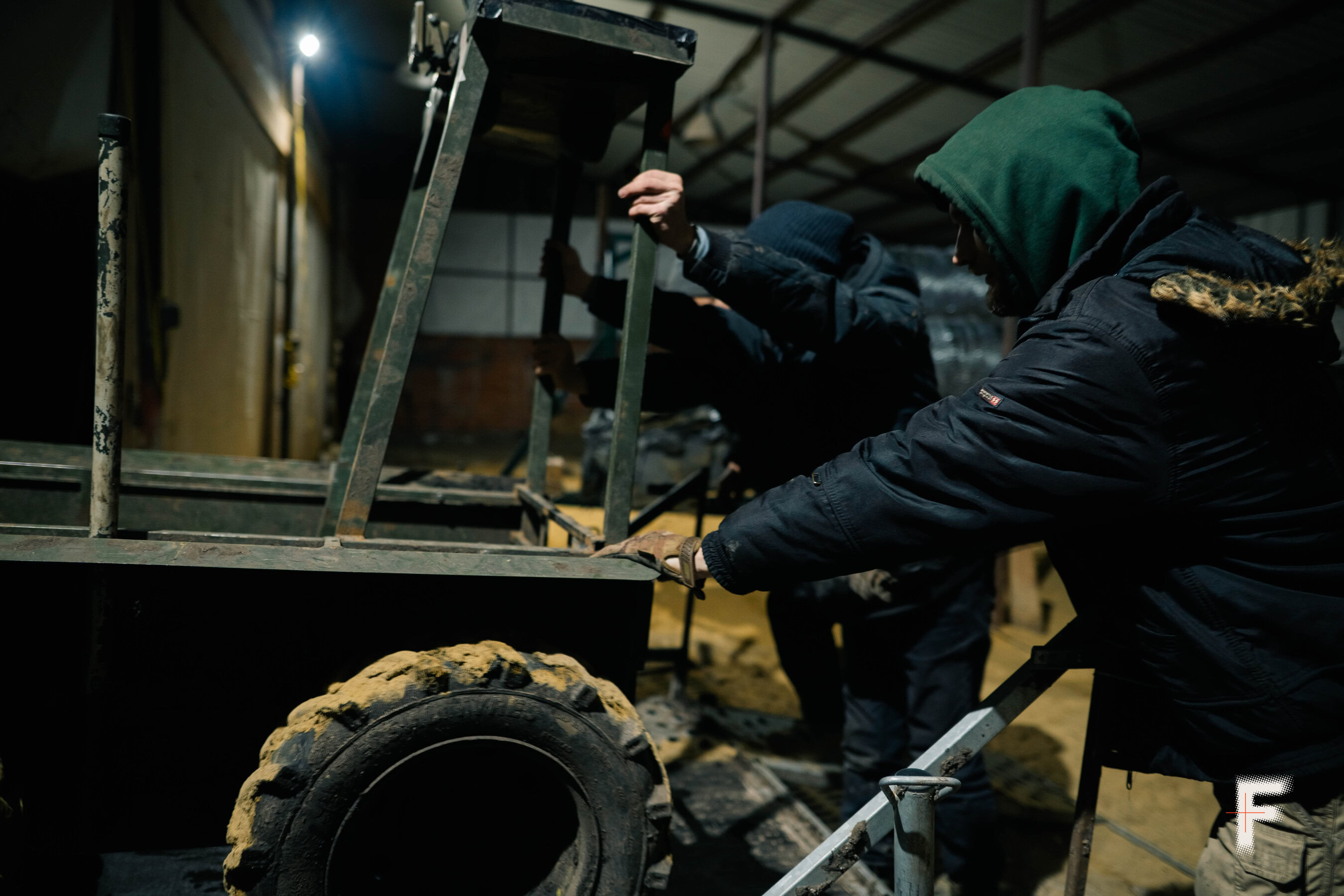 Військові розміщують наземного робота на транспортному візку для перевезення.