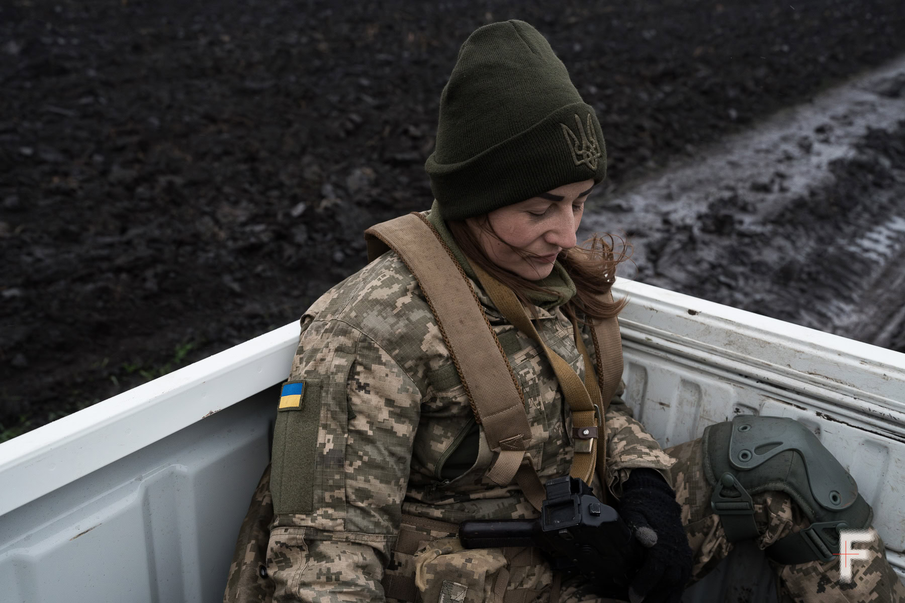 Колишня ув’язнена у військовій формі сидить у пікапі.