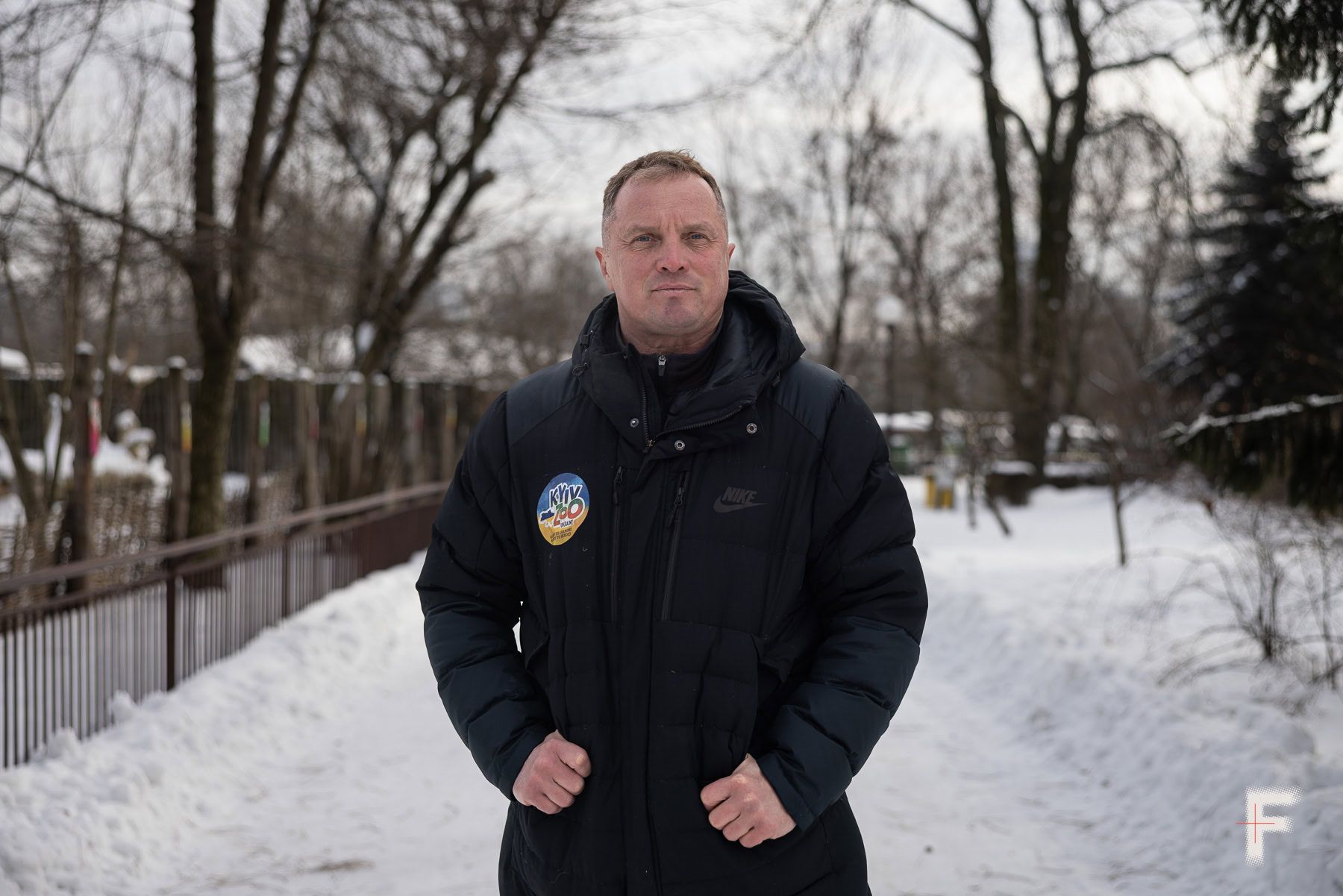 Портрет директора київського зоопарку на вулиці під час снігопаду.