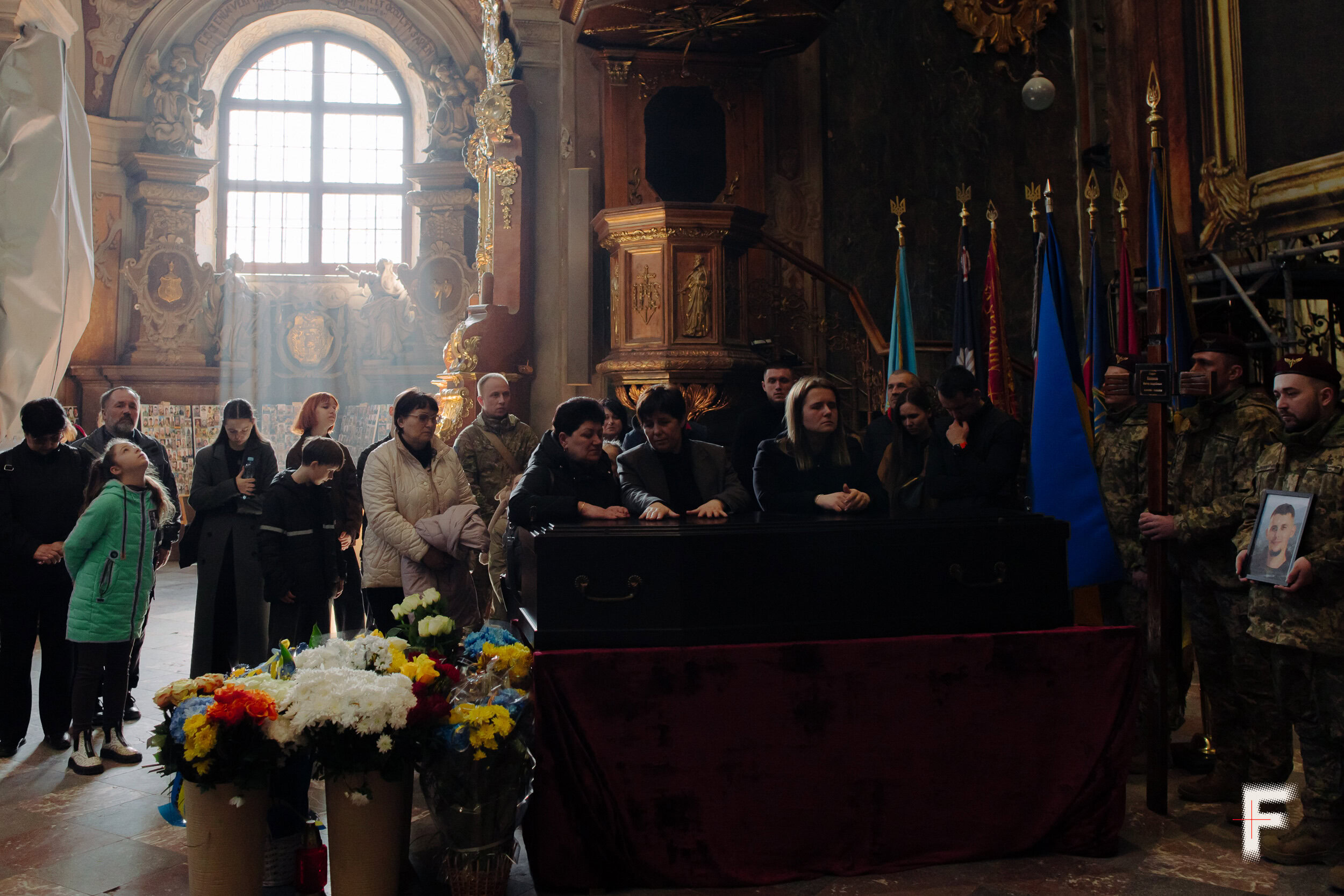 Релігійний похорон українського військового в церкві у Львові