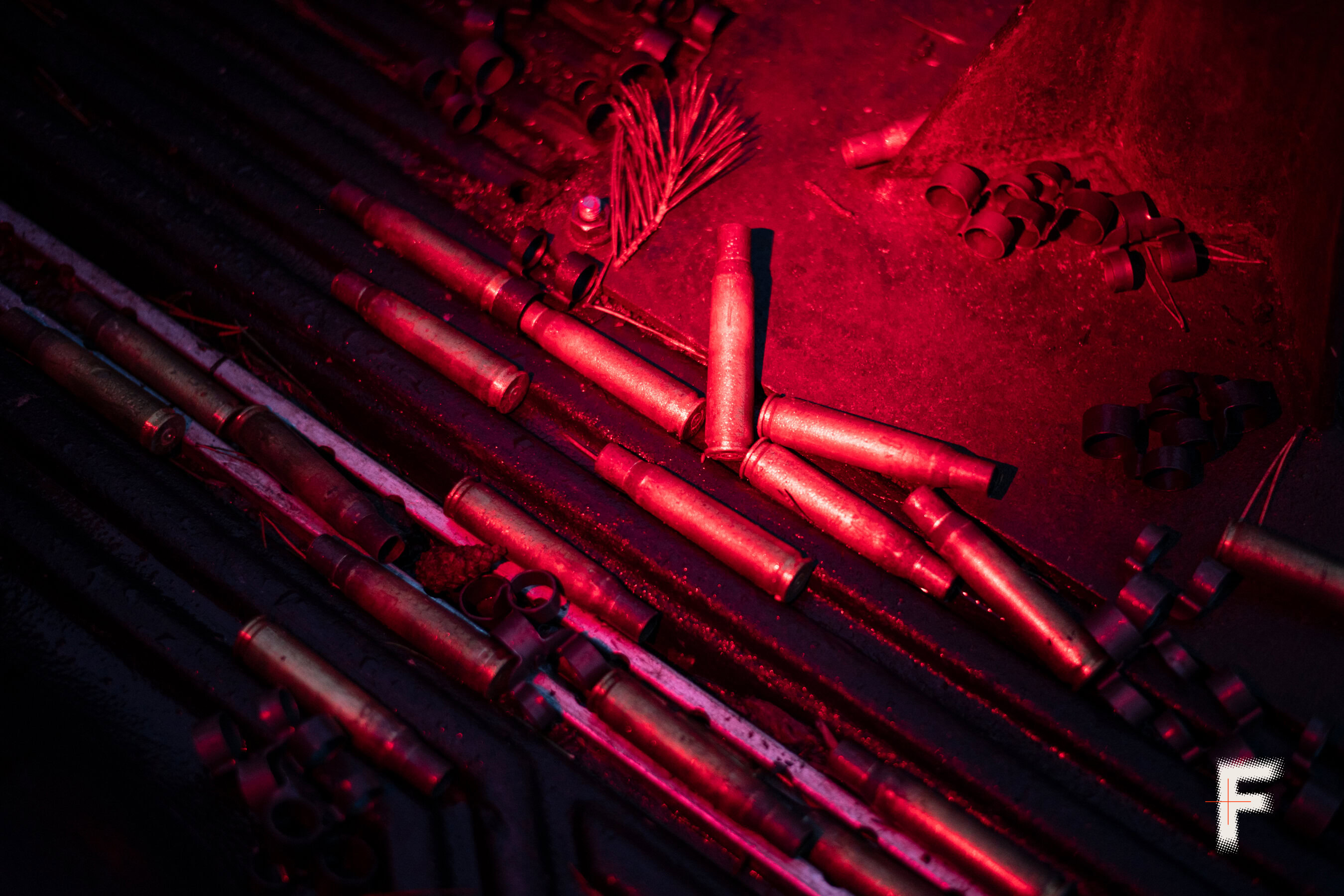 Відстріляні гільзи від кулемета Browning лежать на поверхні після бойової роботи.