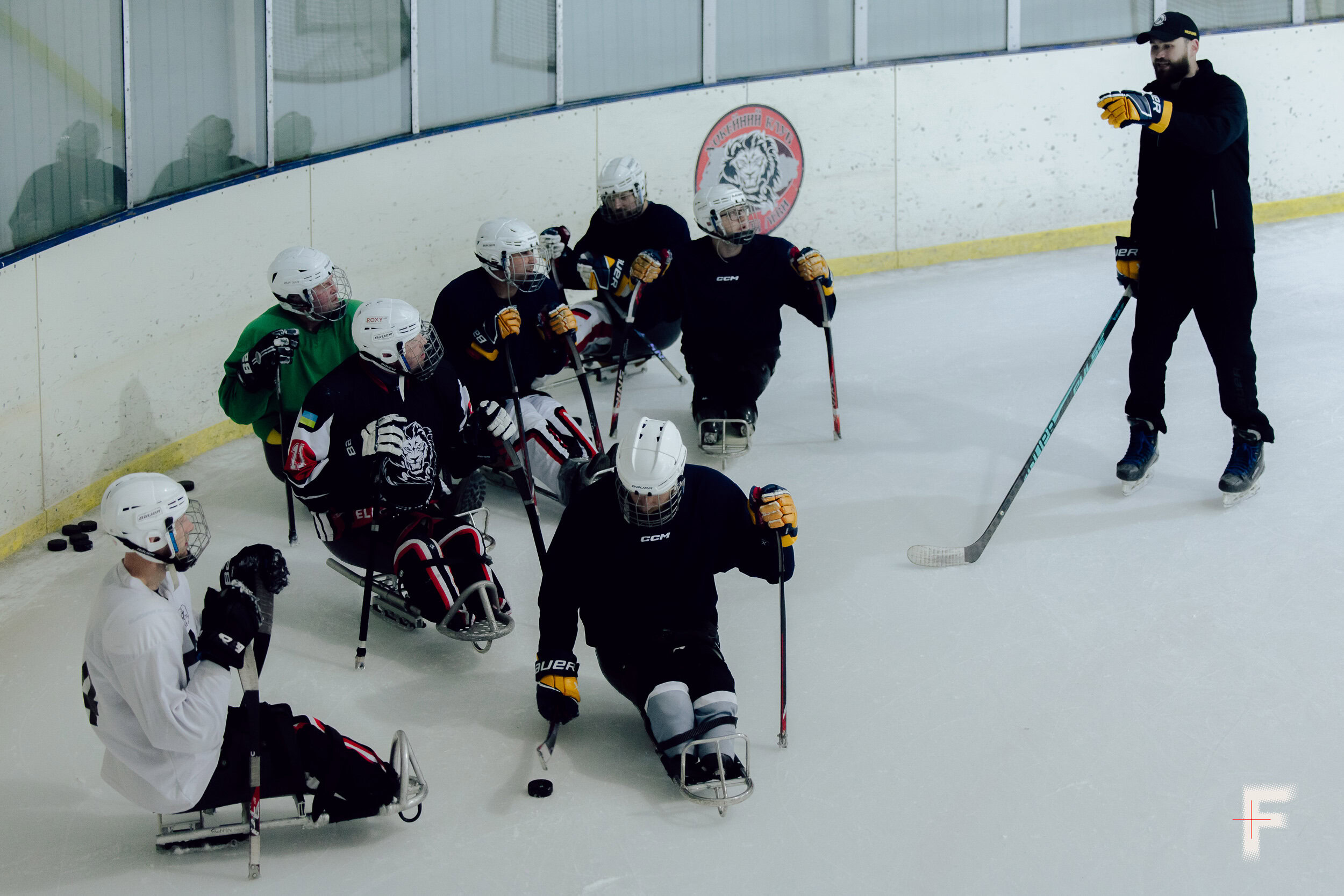 Тренер проводить заняття з парахокею для ветеранів з ампутаціями