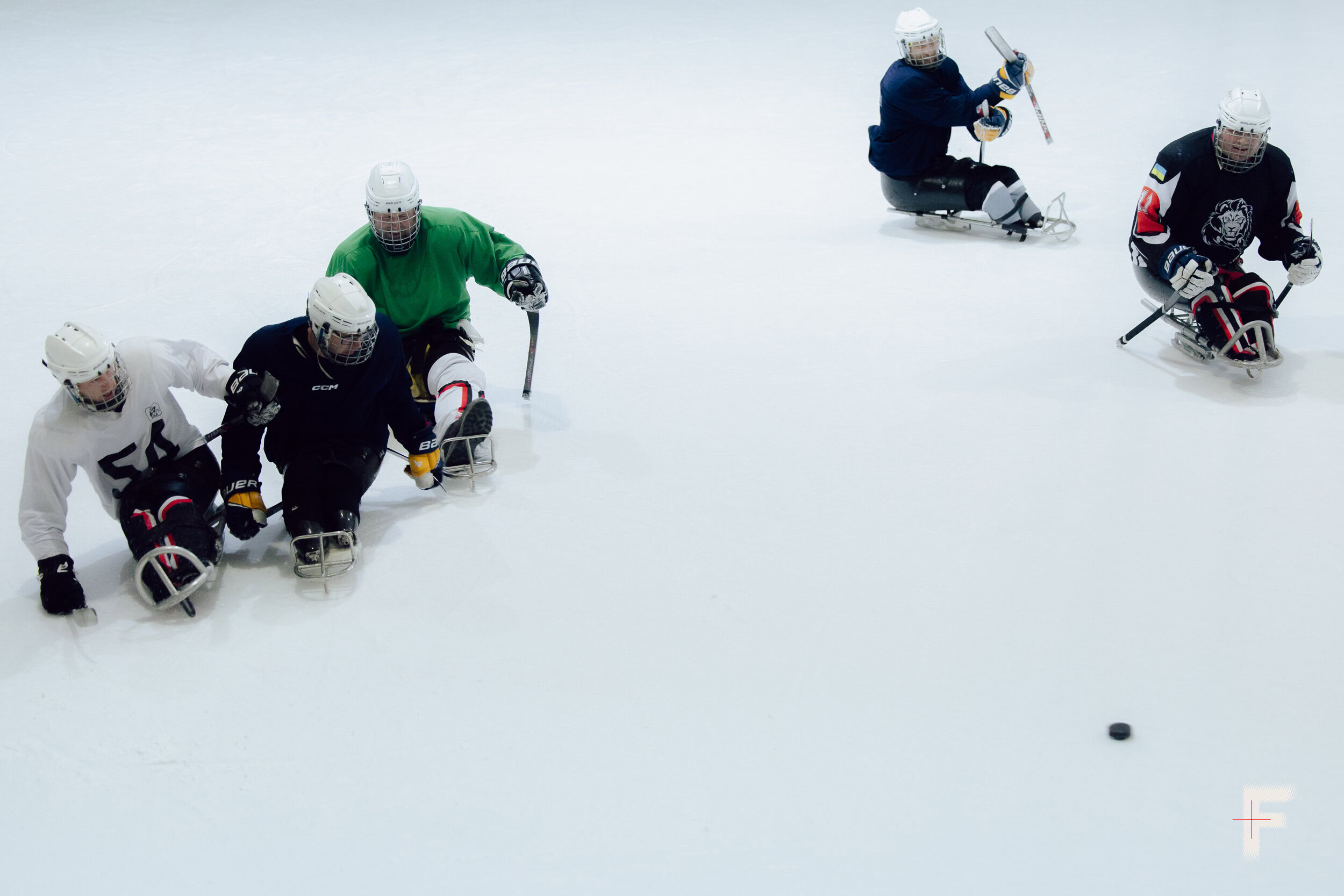 Параспортсмени з ампутаціями грають у хокей під час матчу на льоду