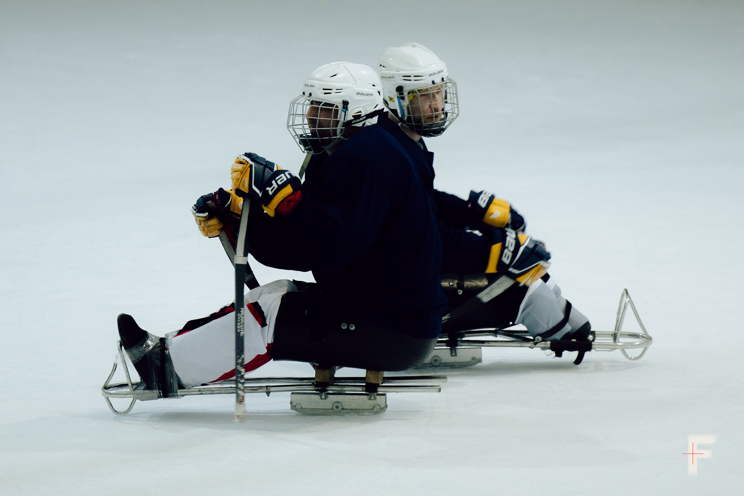 Двоє ветеранів з ампутаціями грають у хокей на льоду