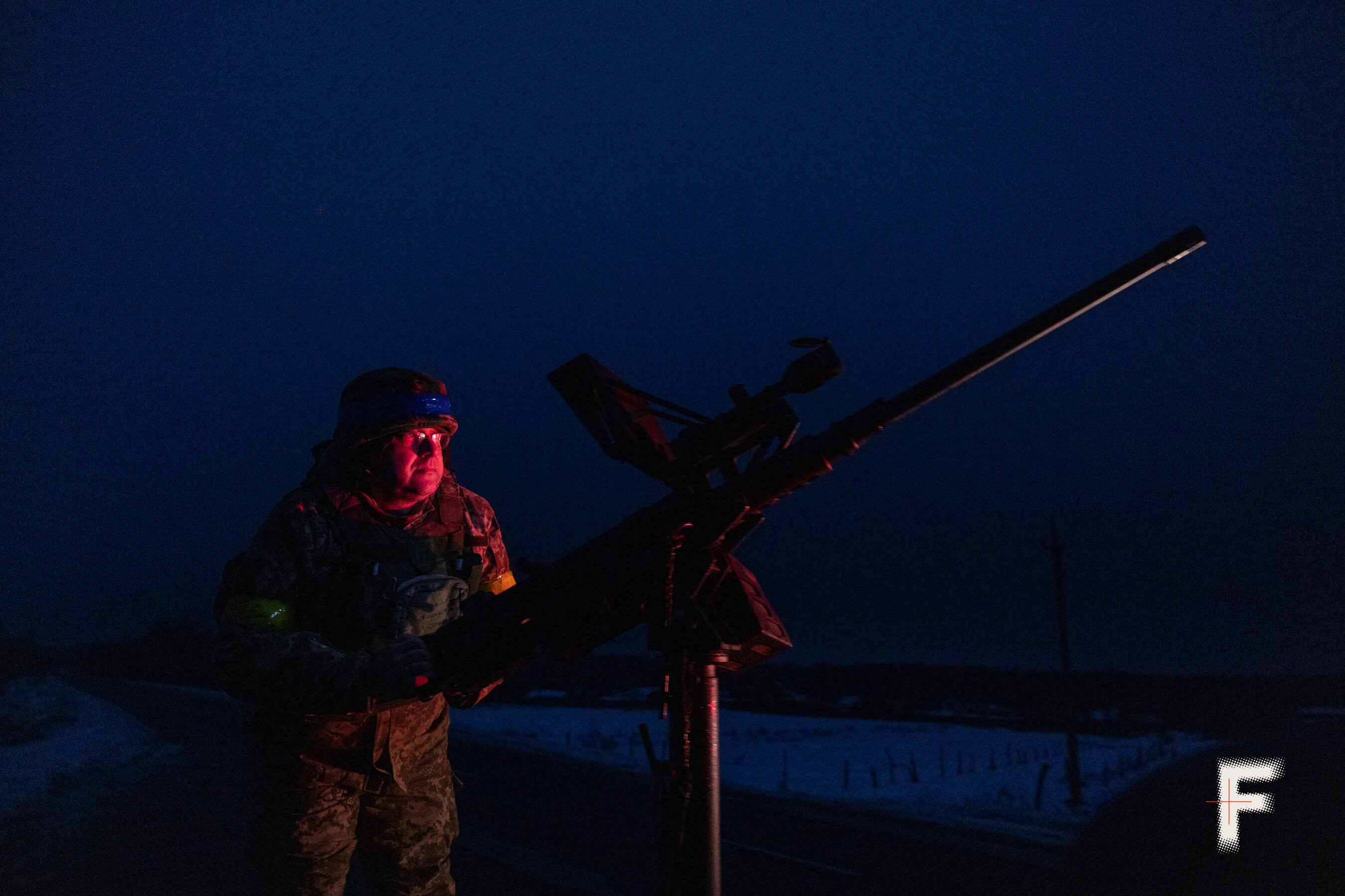 Кулеметник готує кулемет Browning M2 з тепловізійною оптикою до нічного бойового чергування.