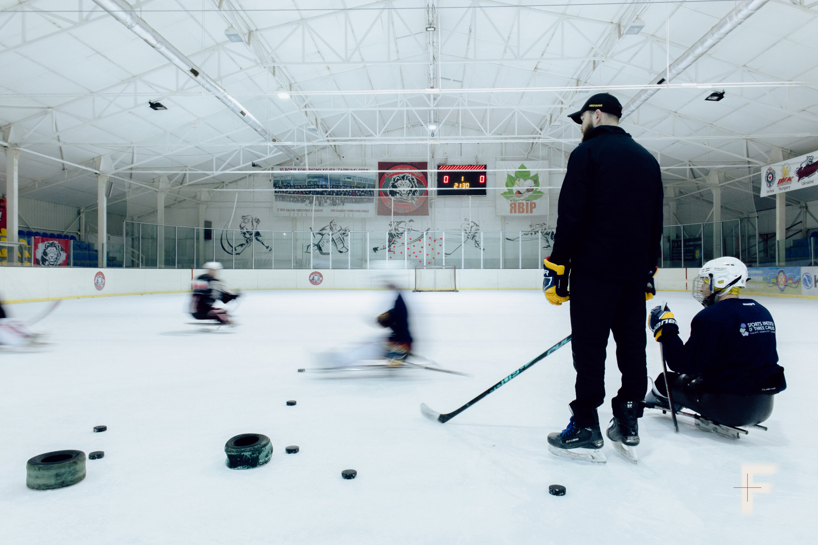 Ветерани з ампутаціями займаються хокеєм на льоду як частиною реабілітації