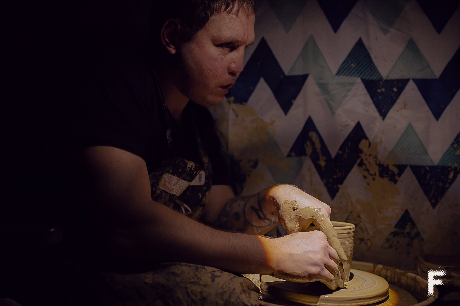 Сліпий чоловік працює з глиною на гончарному крузі у своїй керамічній майстерні