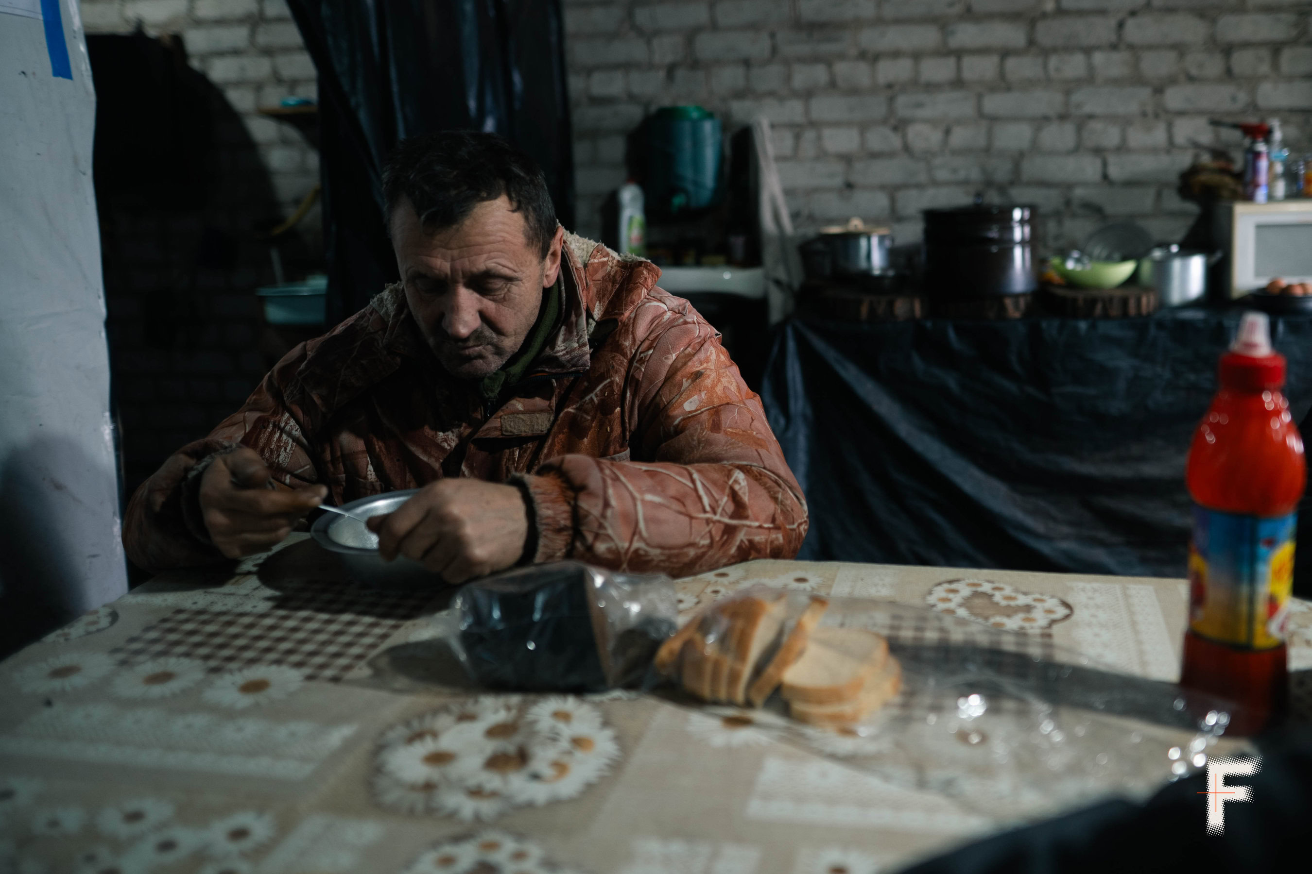 Літній чоловік їсть під час короткого відпочинку