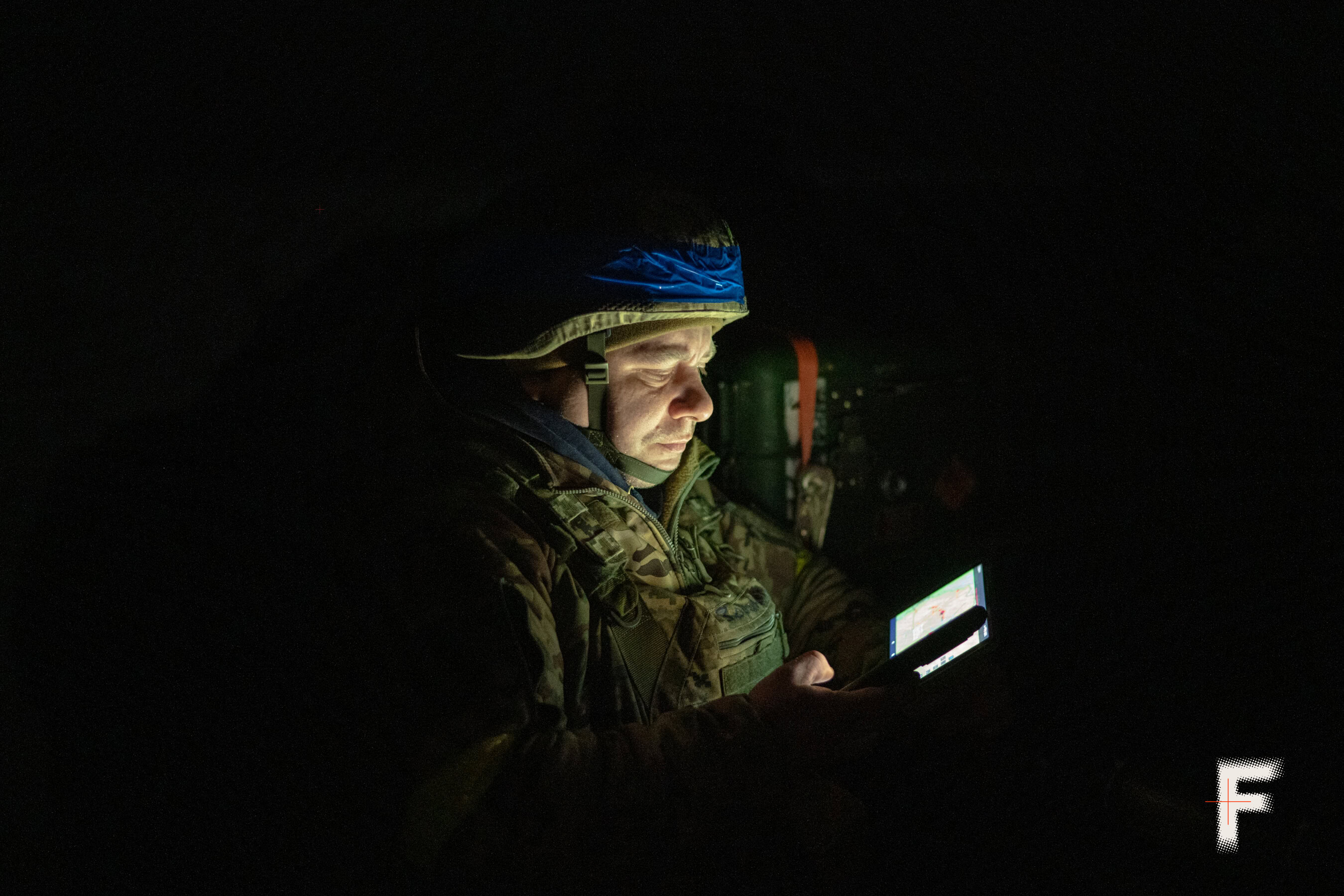 Український військовий стежить за рухом ворожого дрона «Шахед» у нічному небі.