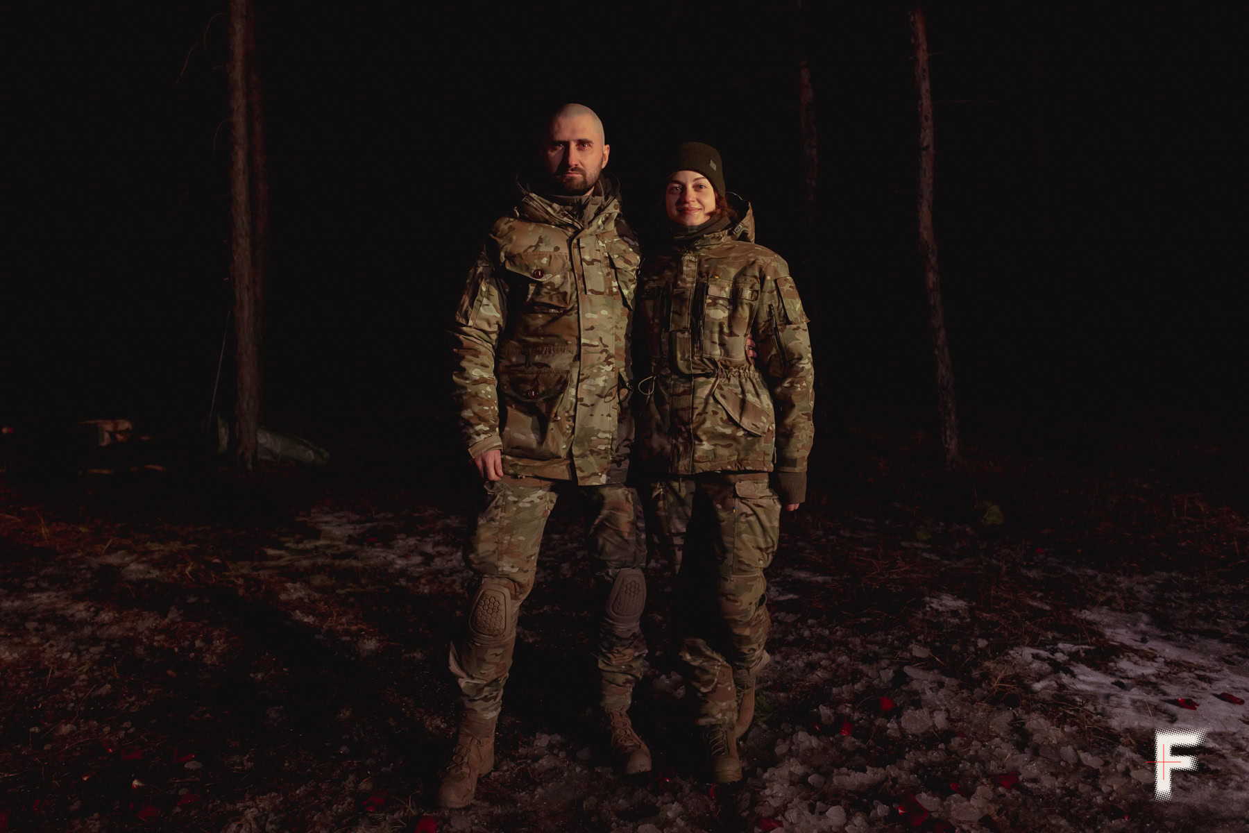 Українська військова пара стоїть разом у військовій формі