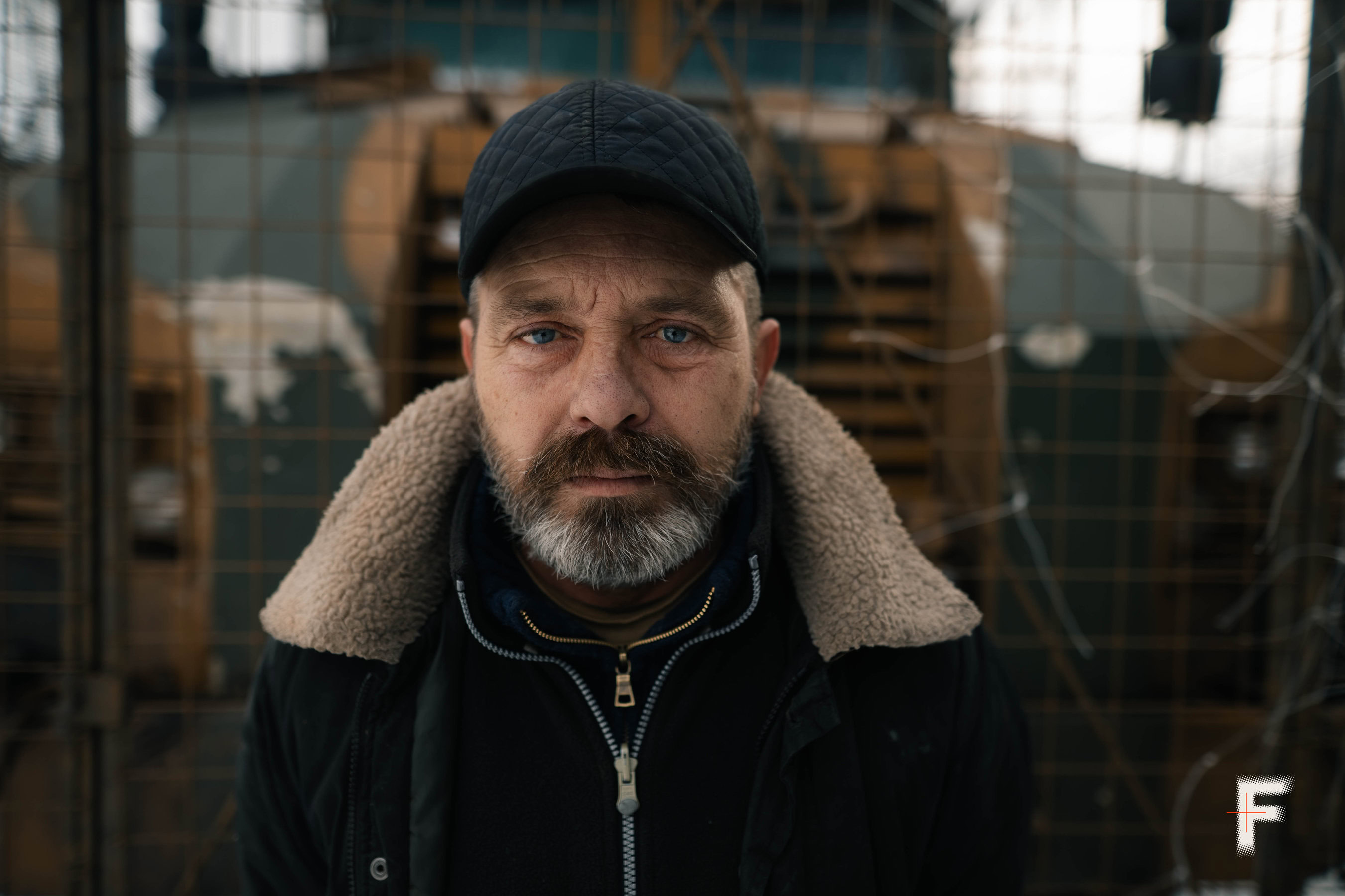 Портрет літнього чоловіка в кепці на вулиці