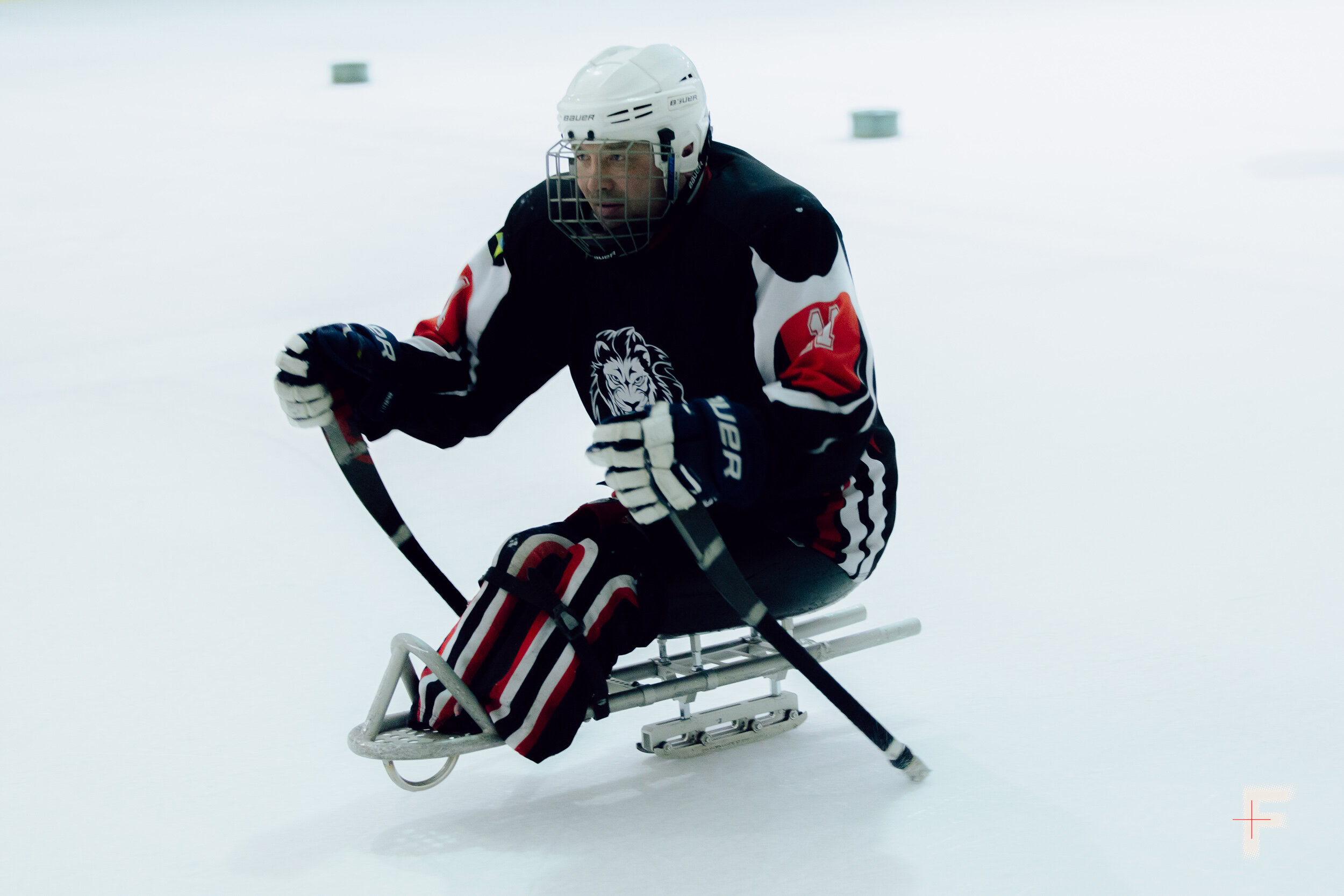 Ветеран з ампутацією ніг грає у хокей на льоду під час тренування