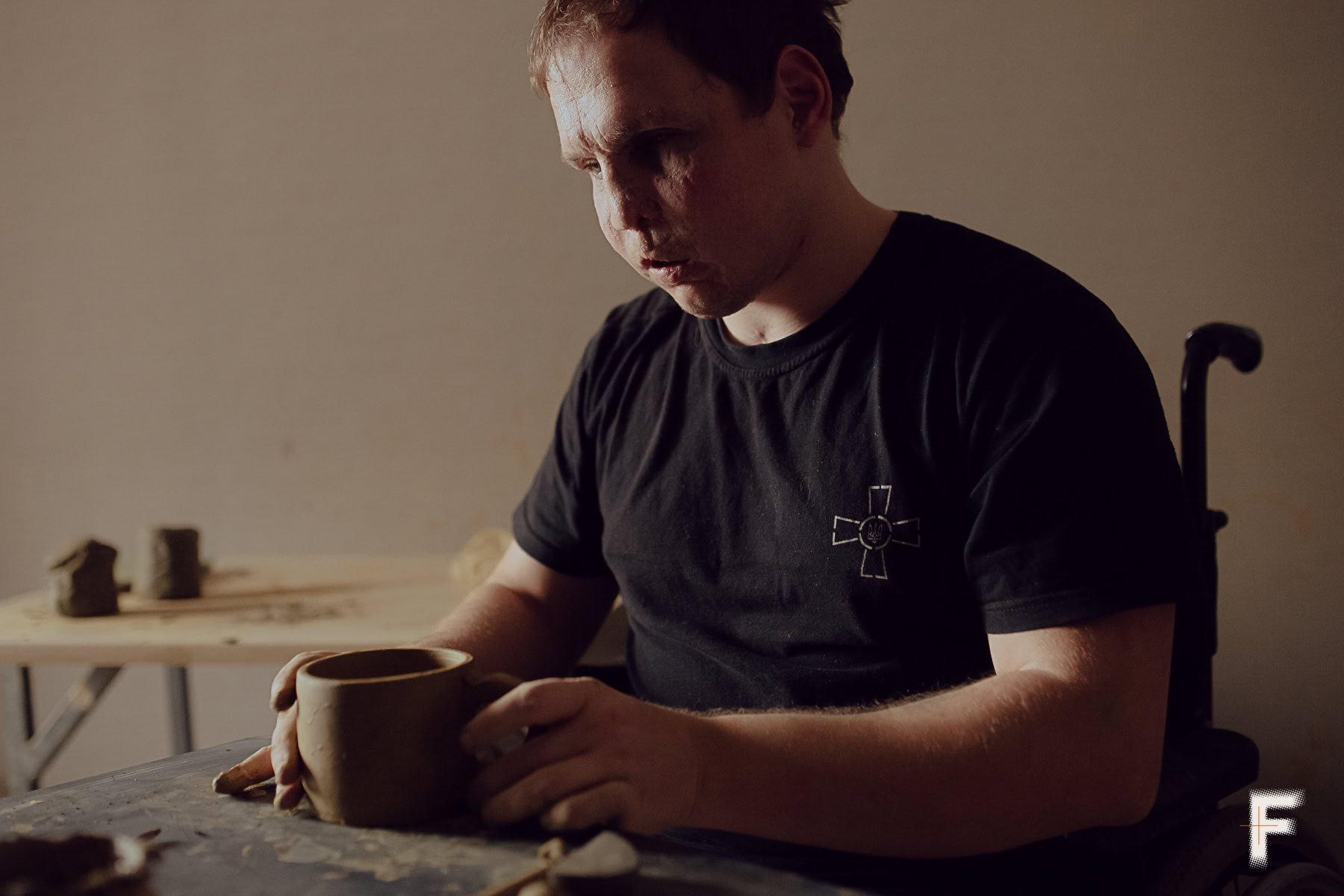 Сліпий ветеран Сергій завершує роботу над глиняною чашкою в керамічній майстерні