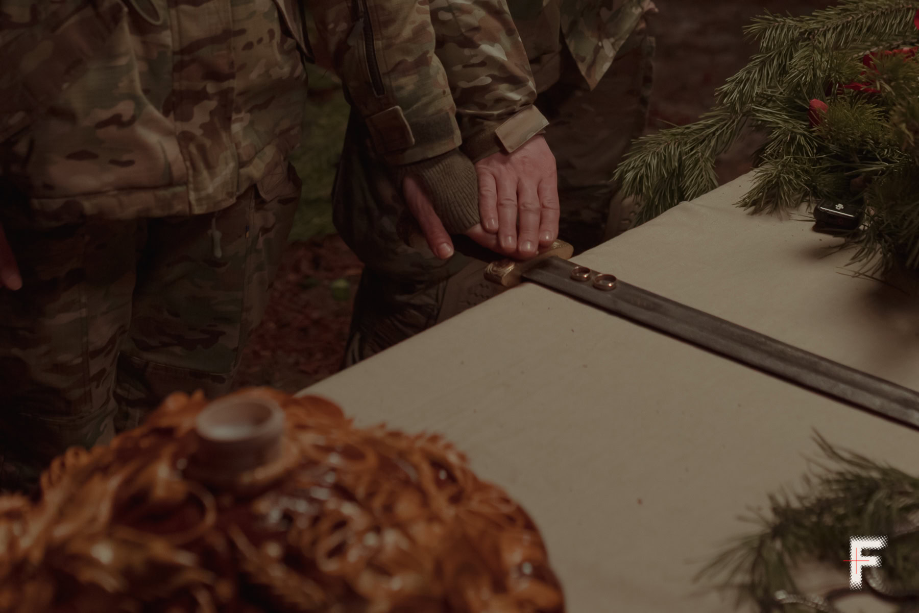 Весільні обручки на мечі під час військової церемонії шлюбу