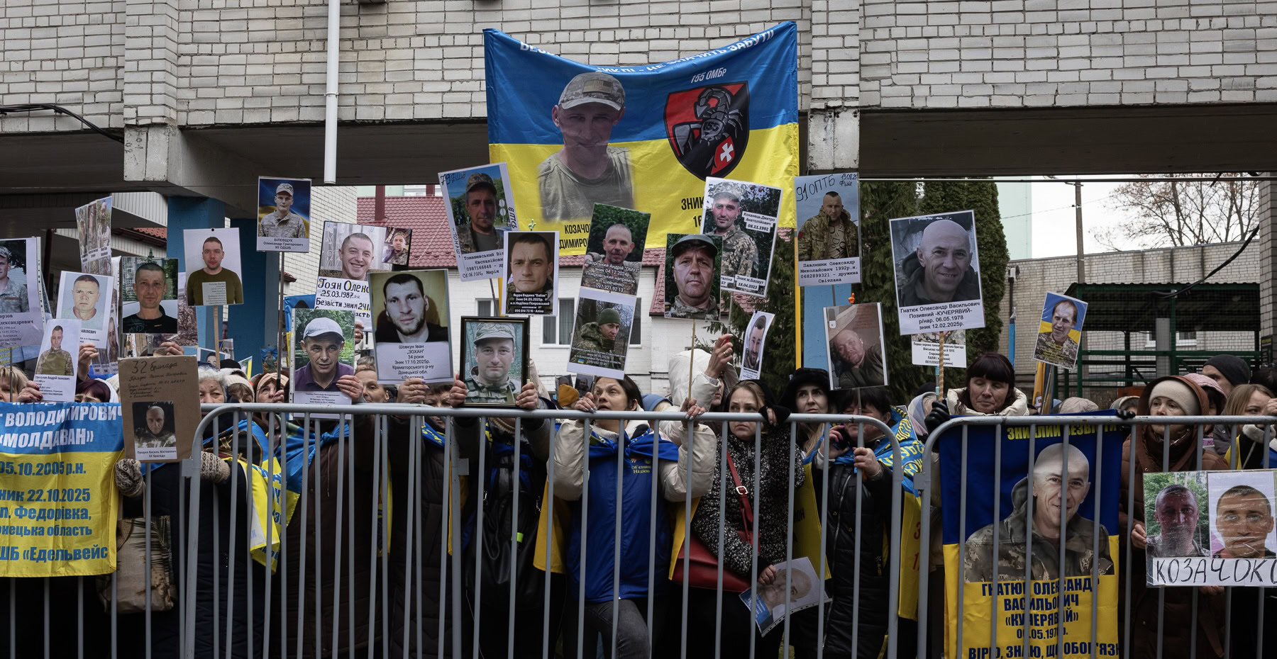 «Не сьогодні – значить наступного разу»: як рідні чекали 72-й обмін військовополоненими