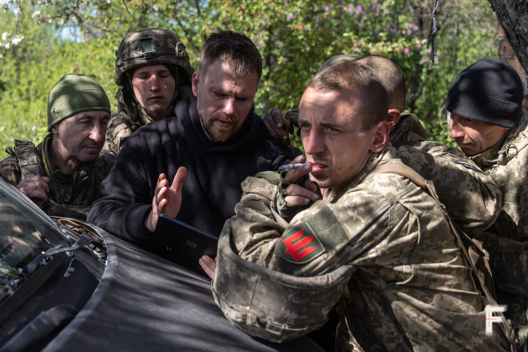 Командир роти пояснює план штурму на карті перед боєм, Покровський напрямок, 2025
