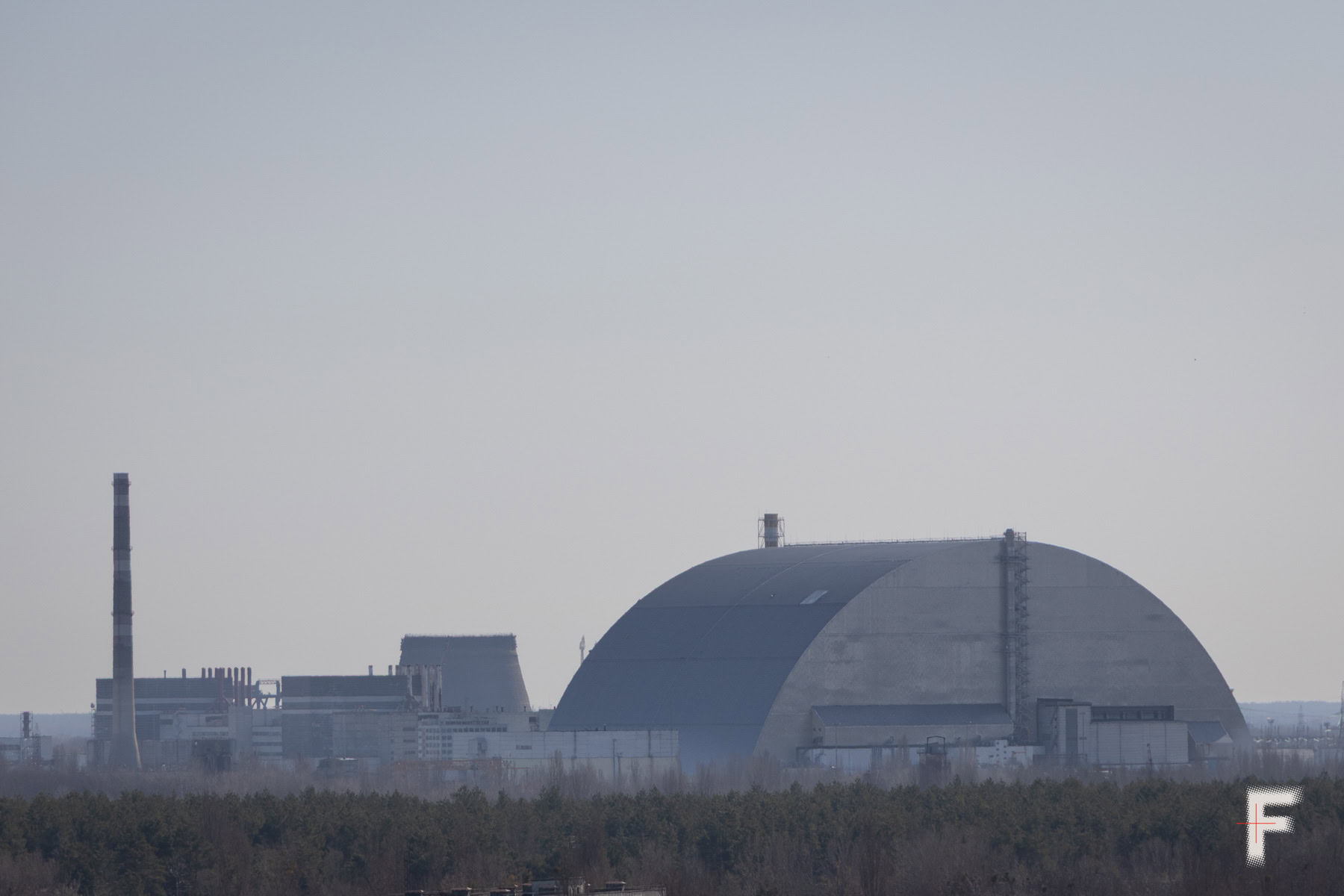 Покинуте місто Прип’ять із видом на четвертий реактор Чорнобильської АЕС у зоні відчуження, Україна, 2026