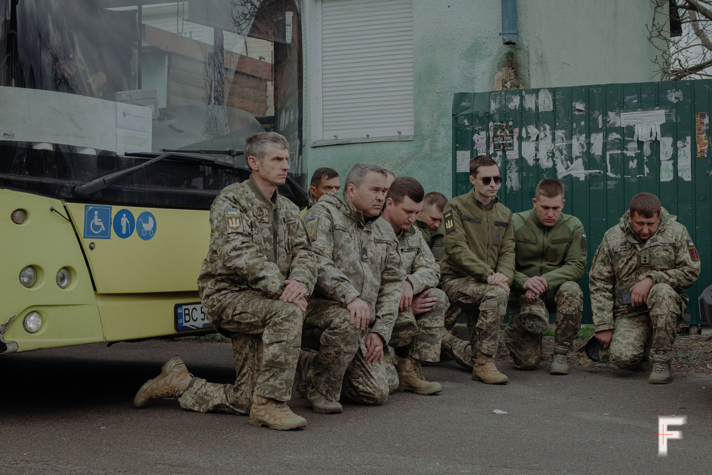 Військовослужбовці оркестру стали навколішки, вшановуючи загиблого захисника, Лисиничі, 2026