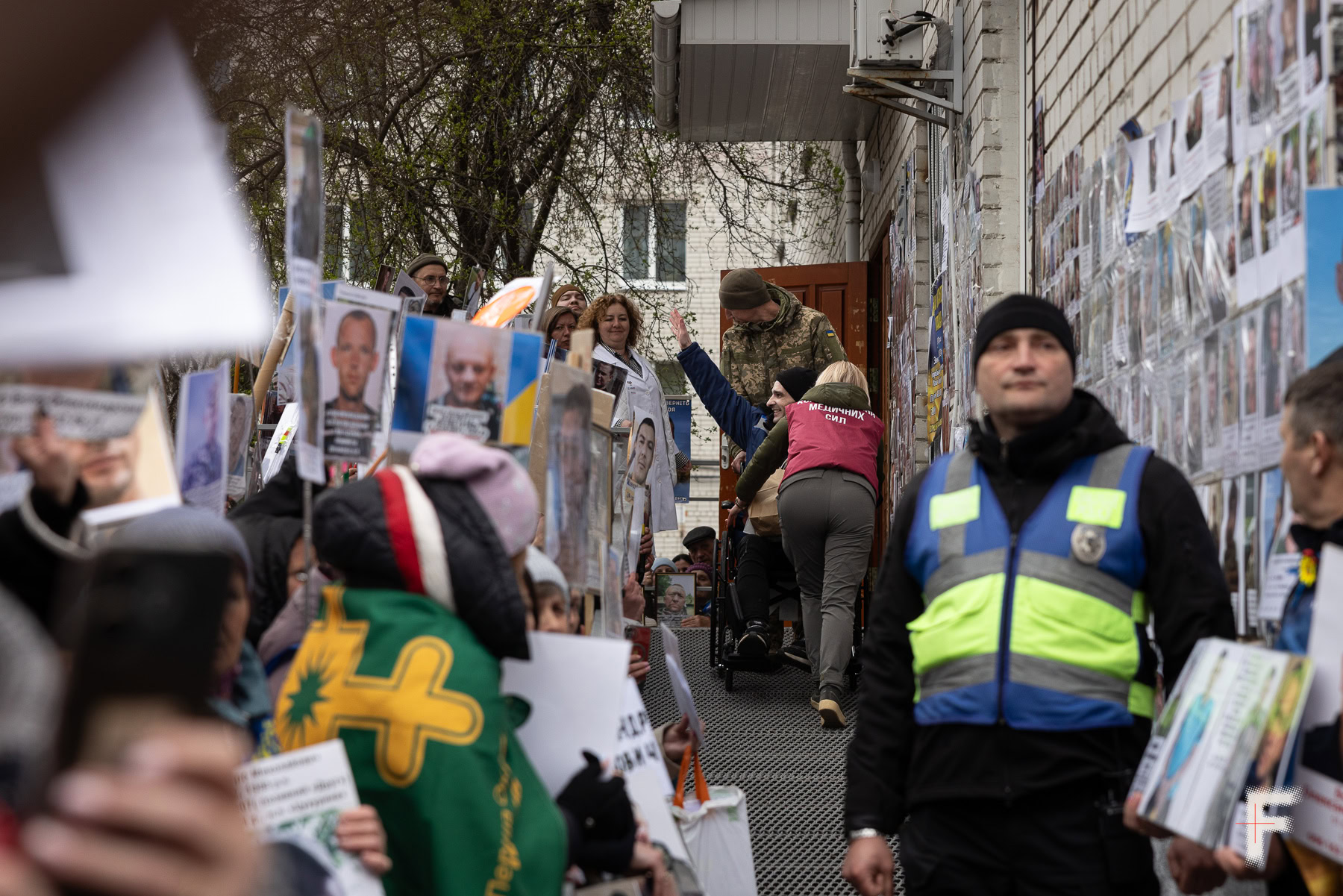 Звільненого військовополоненого супроводжують до лікарні, він усміхається, попри важкий стан, Україна, 2026