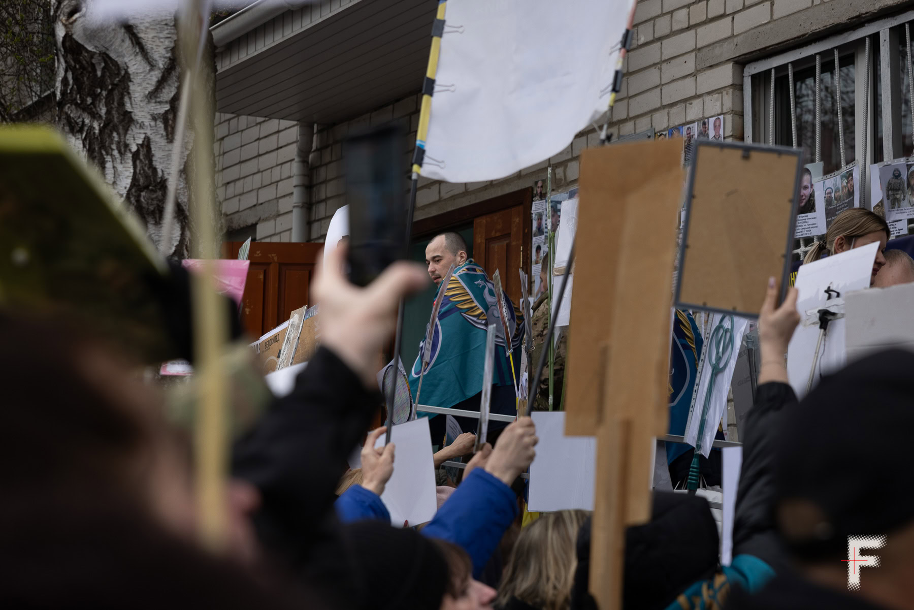 Колишні військовополонені рухаються коридором лікарні після обміну з Росією, Україна, квітень 2026