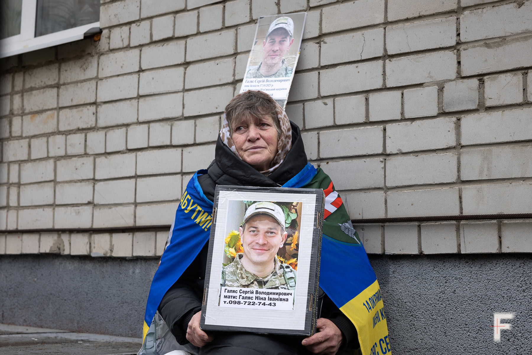 Ніна тримає портрет сина і плаче, адже його не звільнили під час обміну полоненими, Україна, 2026