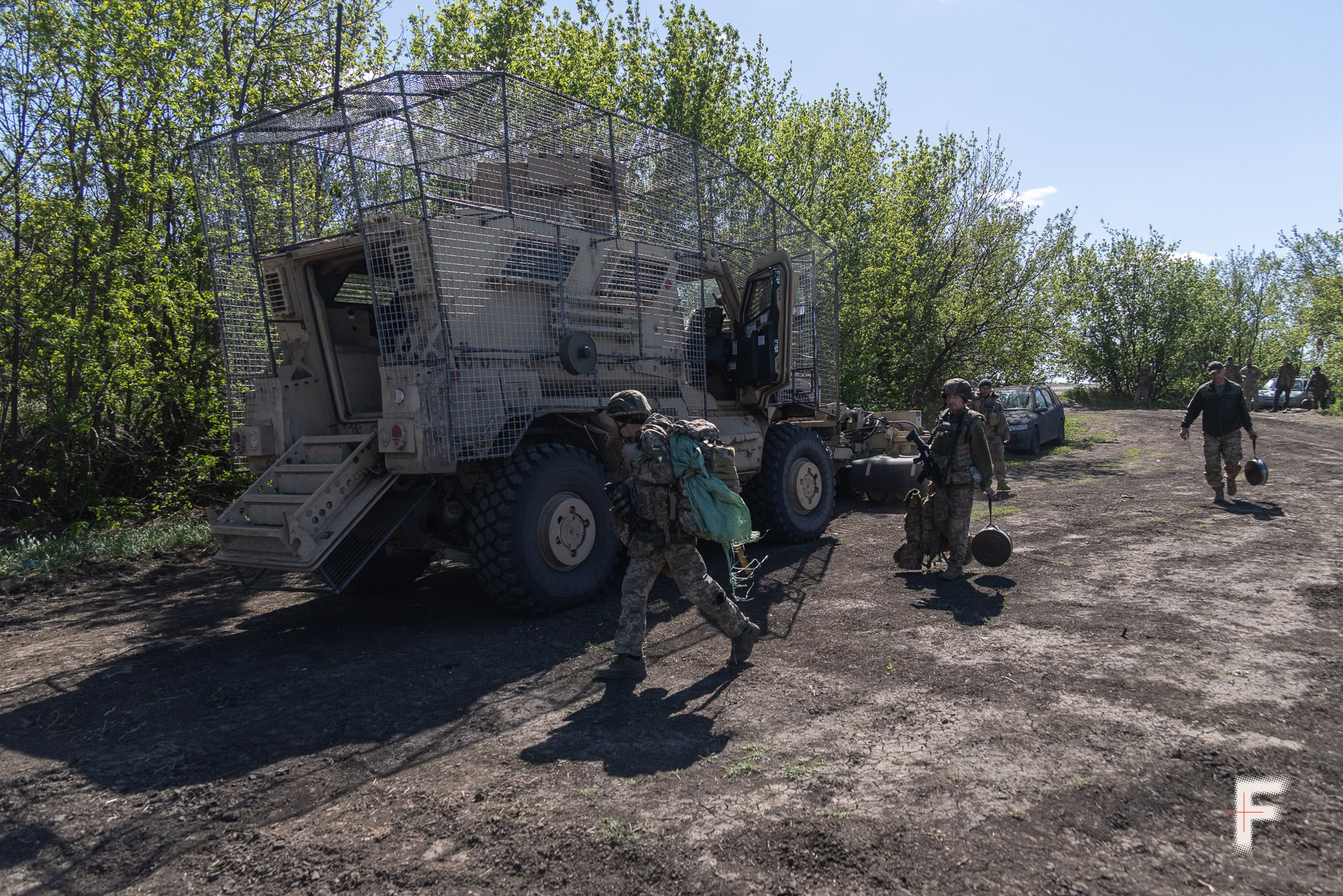 Українські піхотинці сідають у бронемашини MaxxPro перед атакою, Донеччина, 2025