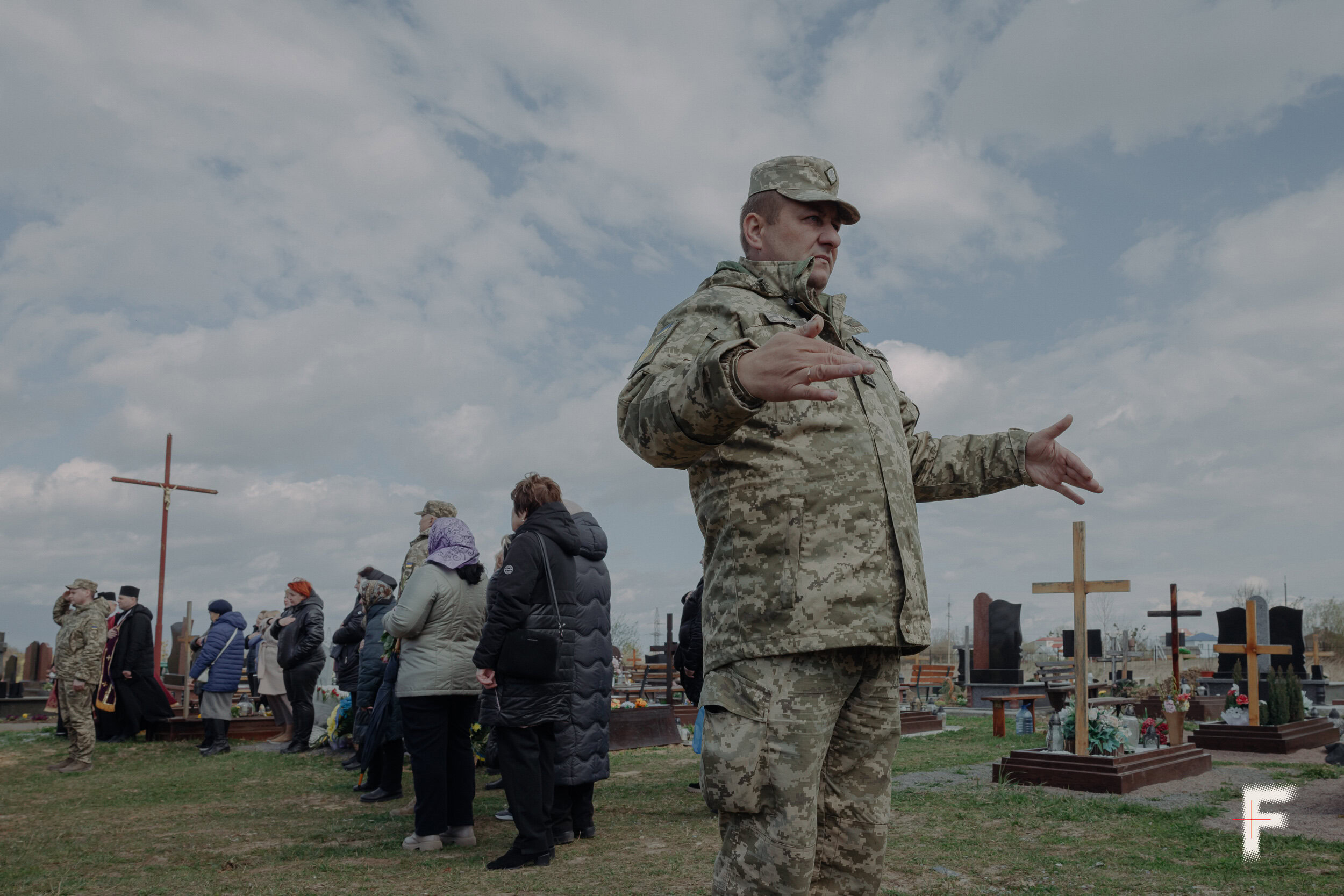 Підполковник Віктор Цапура диригує військовим оркестром під час поховання на кладовищі, 2026