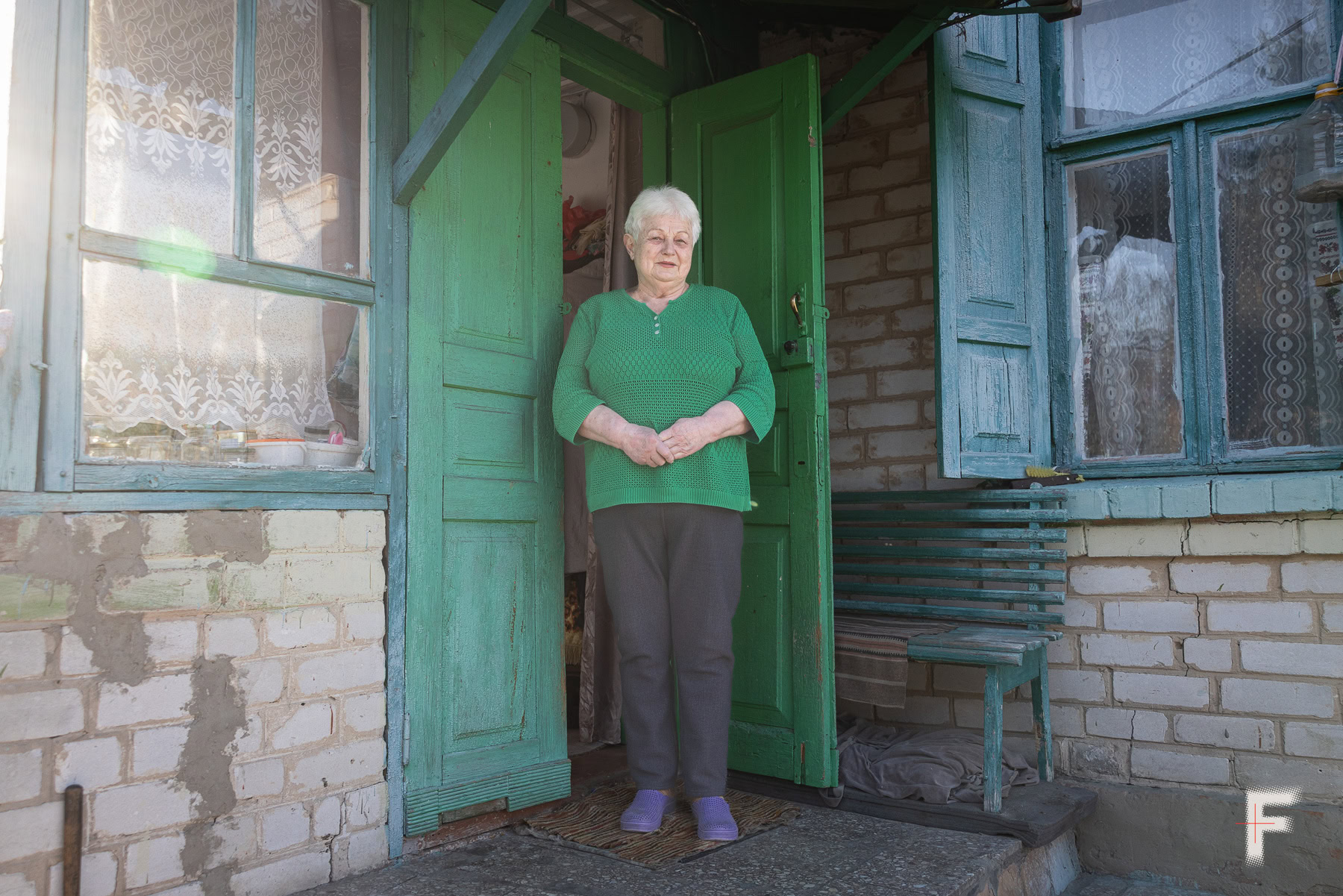 Місцева мешканка Чорнобильської зони Галина Волошина у своїй хаті в зоні відчуження, Україна, 2026