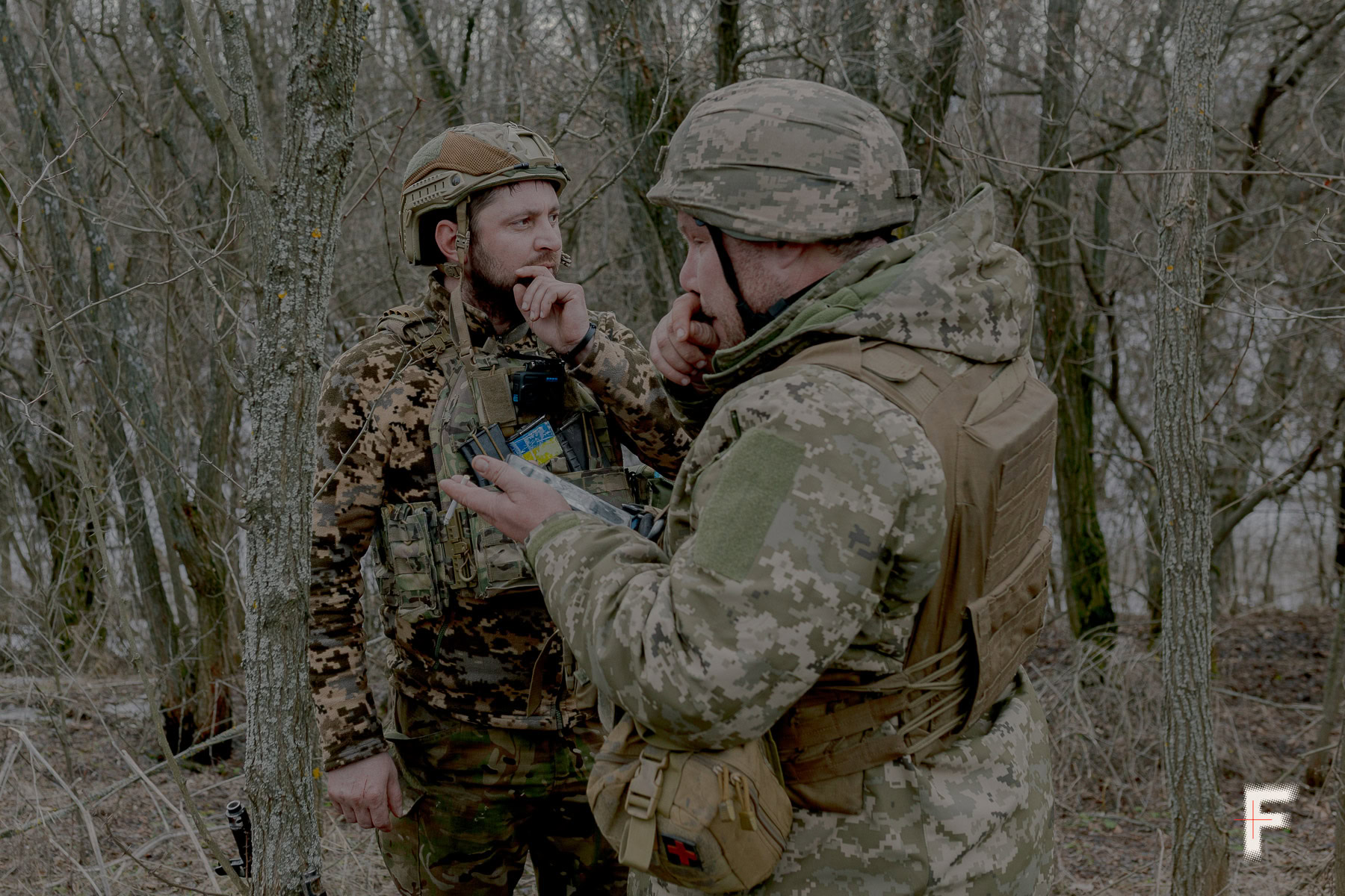 Оператор Сергій Родінчук і командир Андрій Полівка прокладають маршрут під час роботи звукометричної розвідки у Харківській області, 2026