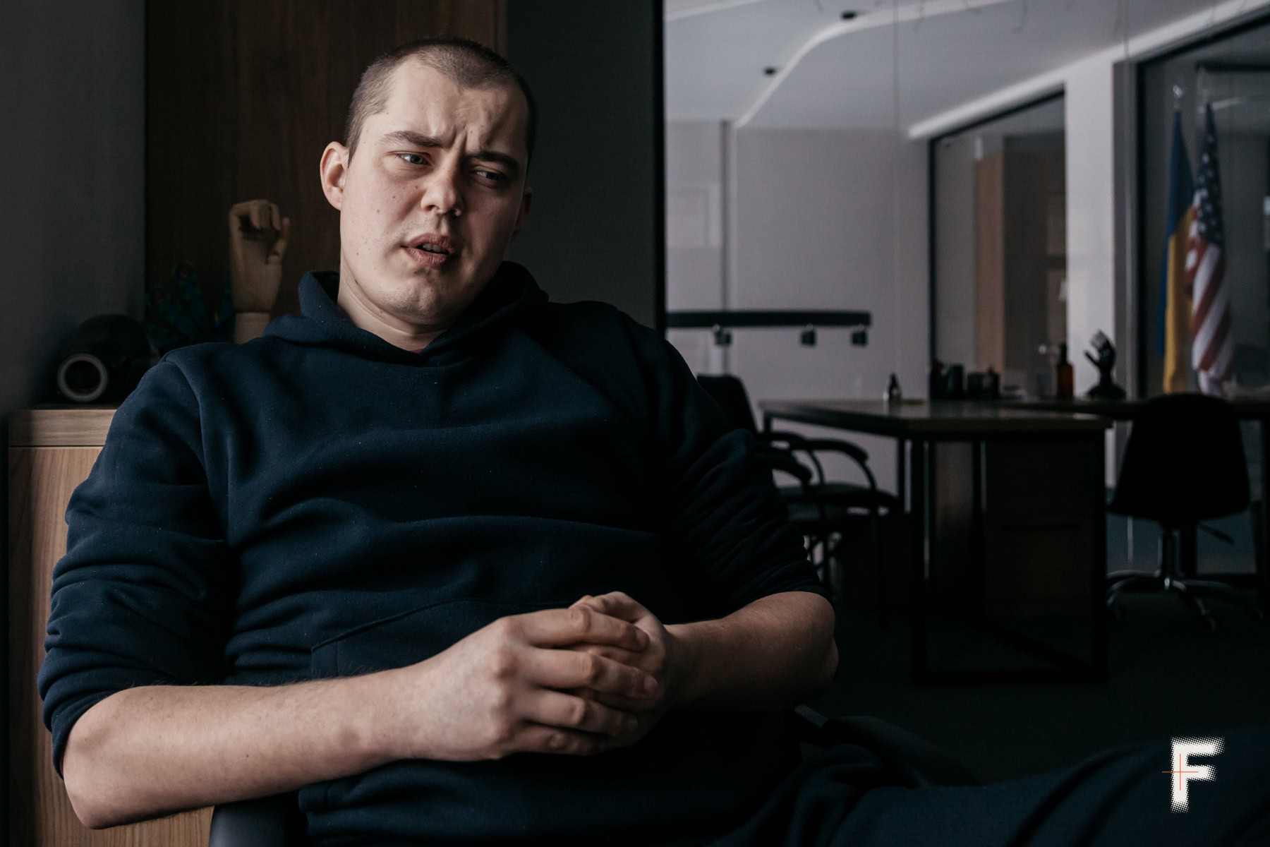 Портрет Богдана Хамбіра, який сидить у офісі після поранення та протезування, Україна, 2026
