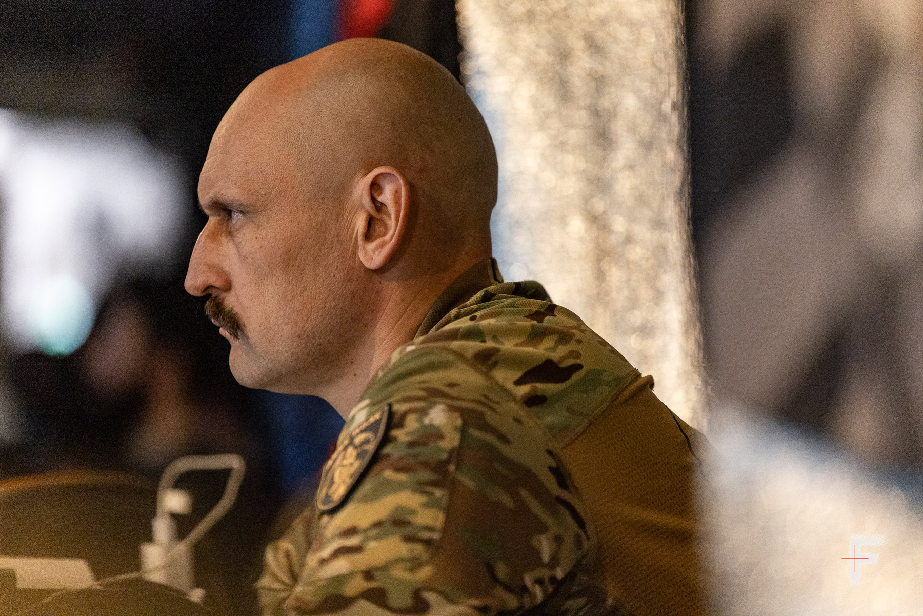 Командир спостерігає за ходом штурму через монітори на командному пункті, 2025