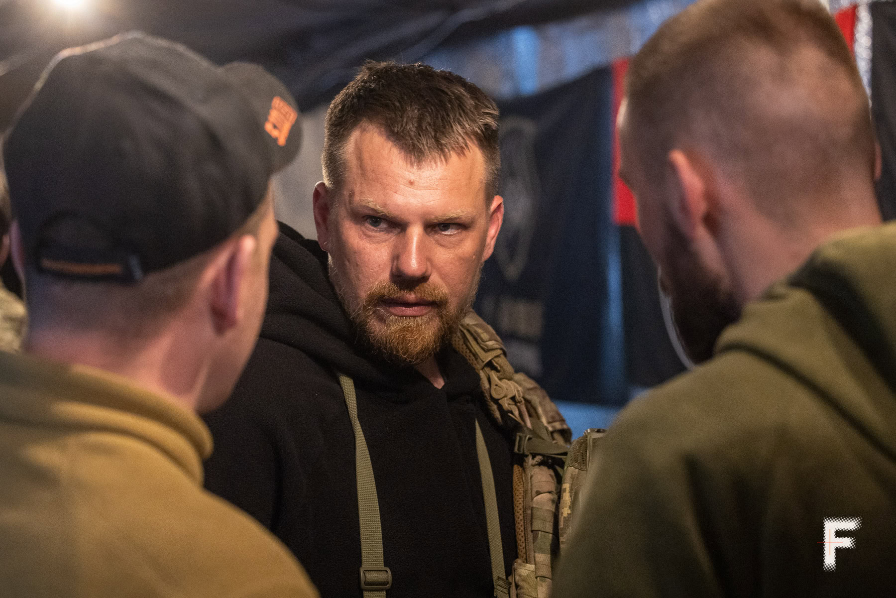 Командир роти спілкується з іншими військовими під час бою, 2025