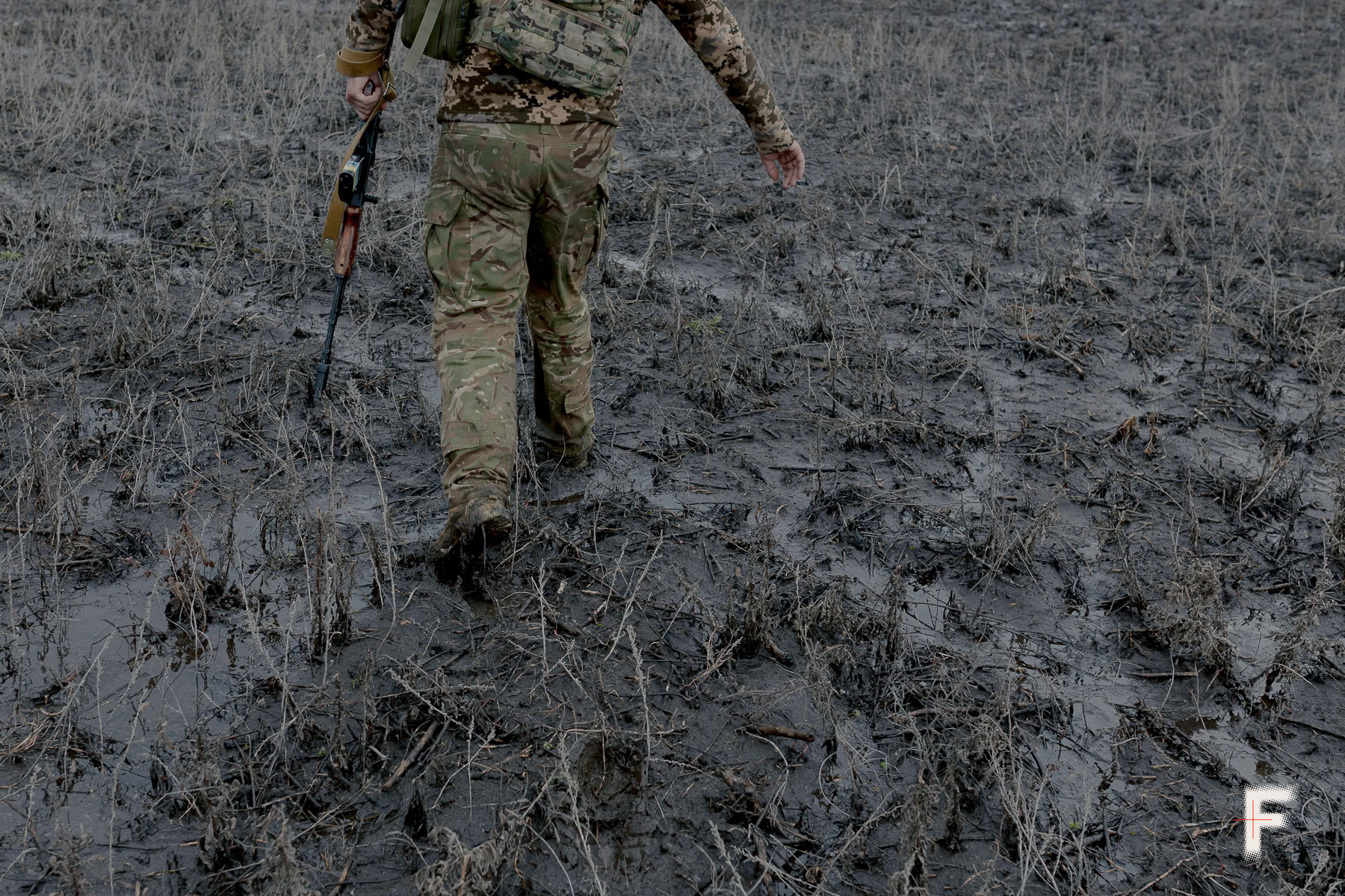 Командир Андрій Полівка йде до звукометричного приймача на позиції у Харківській області під час бойової роботи, 2026