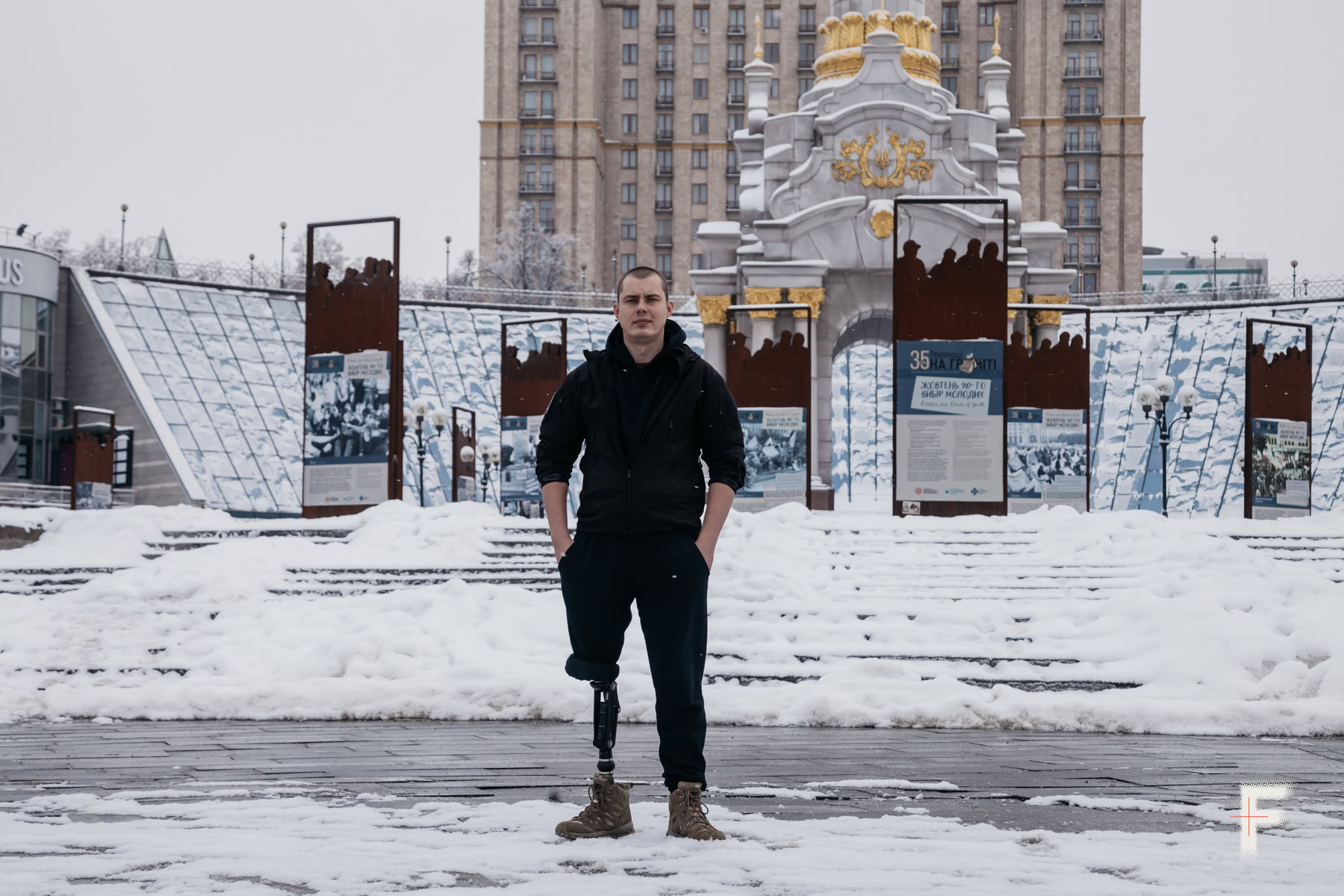 Богдан Хамбір із протезом ноги на Майдані Незалежності в Києві під час снігу, Україна, 2026