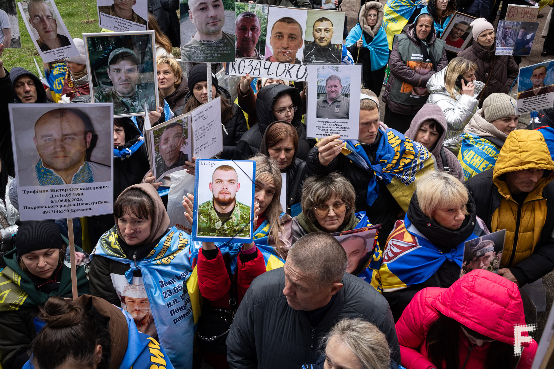 Родини, переважно жінки, тримають портрети чоловіків, синів і братів, захоплених у полон Росією, Україна, 2026