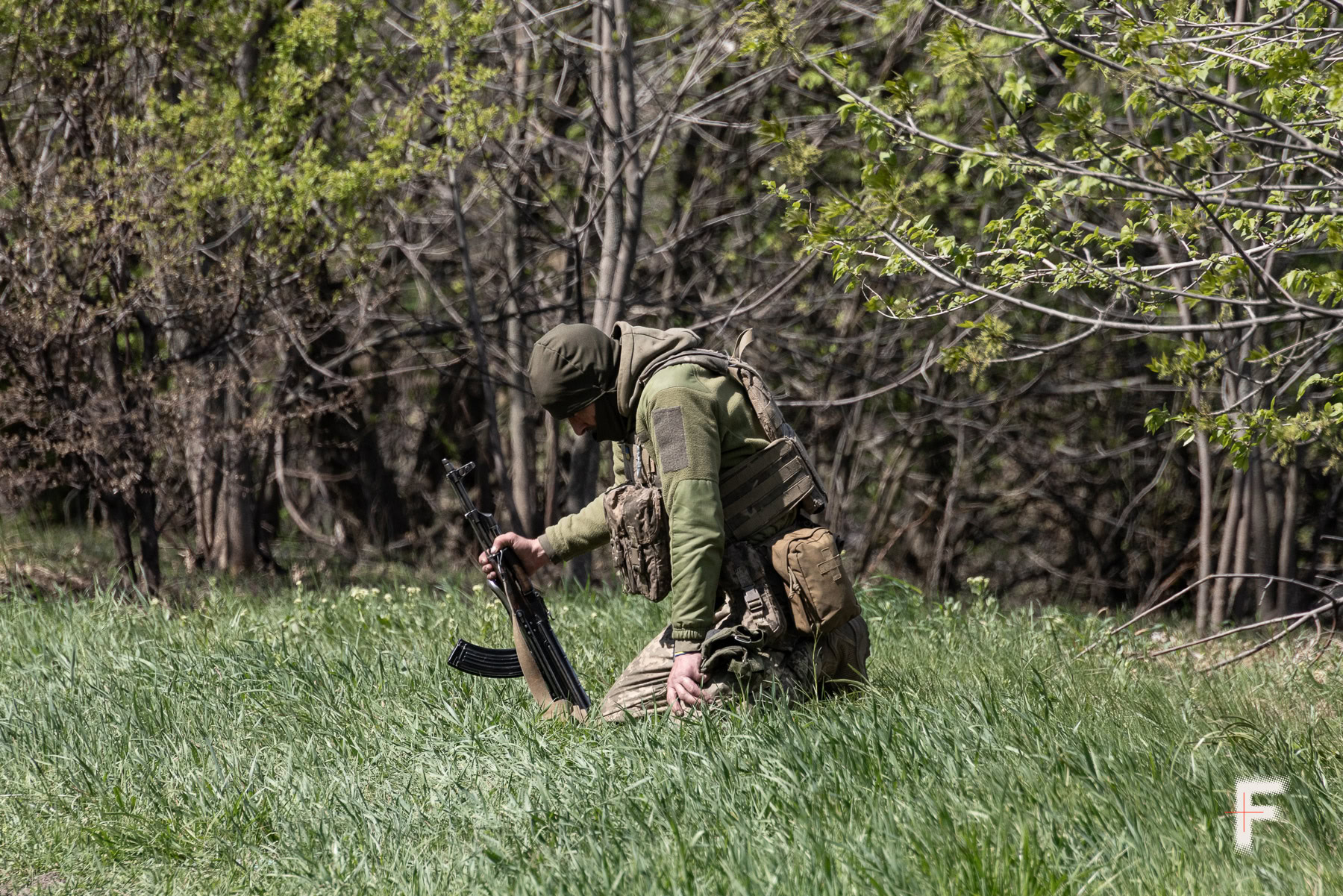 Український військовий молиться перед боєм на Покровському напрямку, 2025
